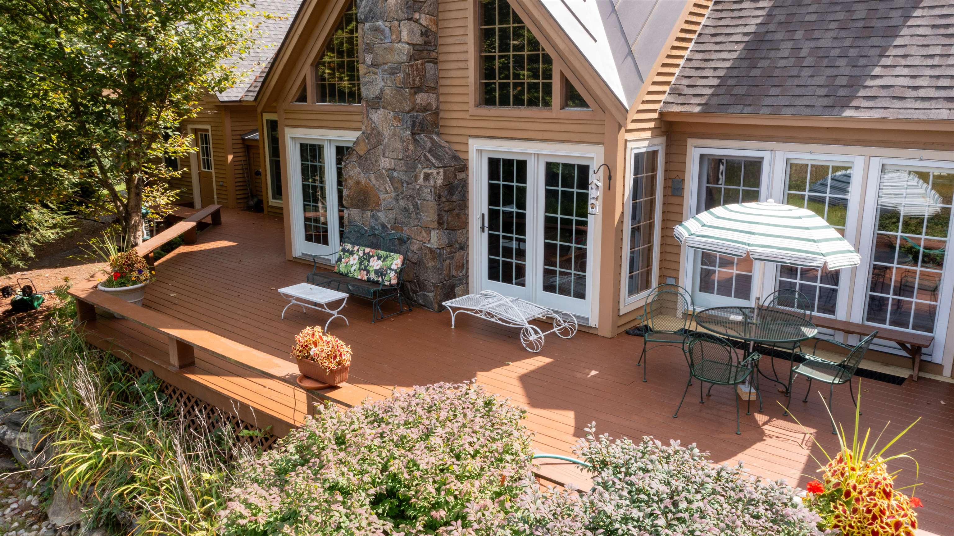 Deck for outdoor entertaining and al freso dining