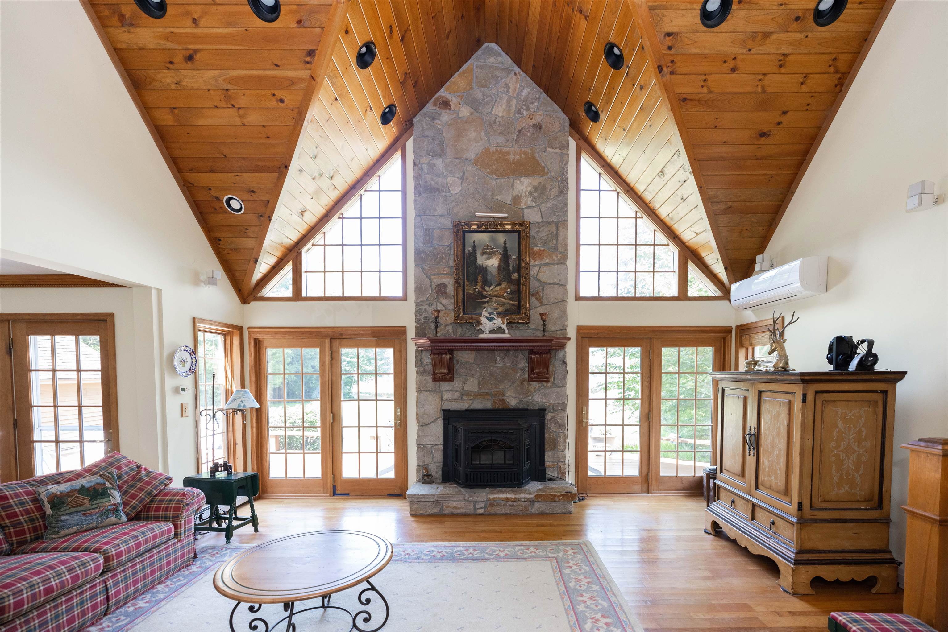 Wow!!! Cathedral Ceiling and Views!!