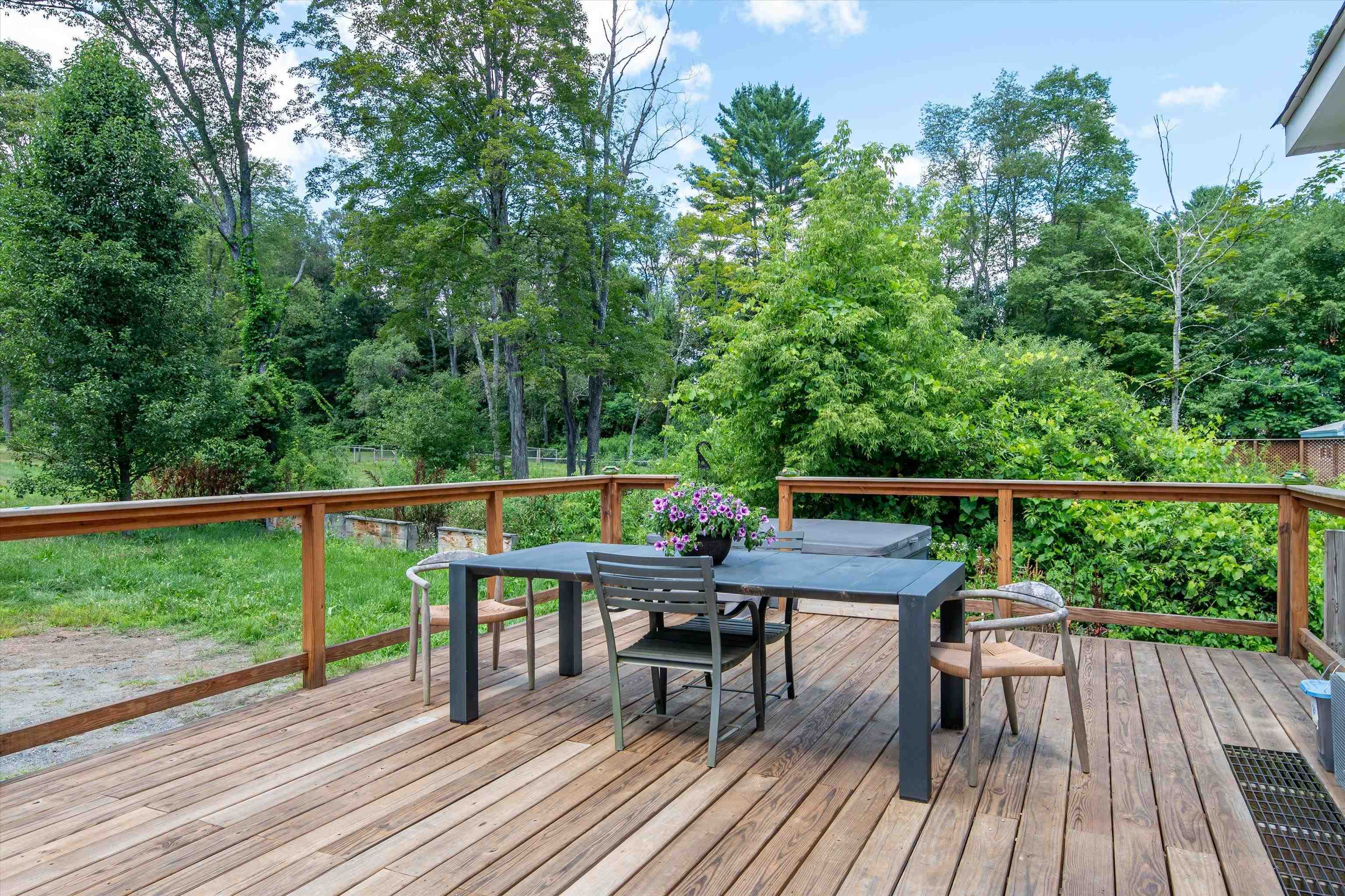 Large back deck, with hottub