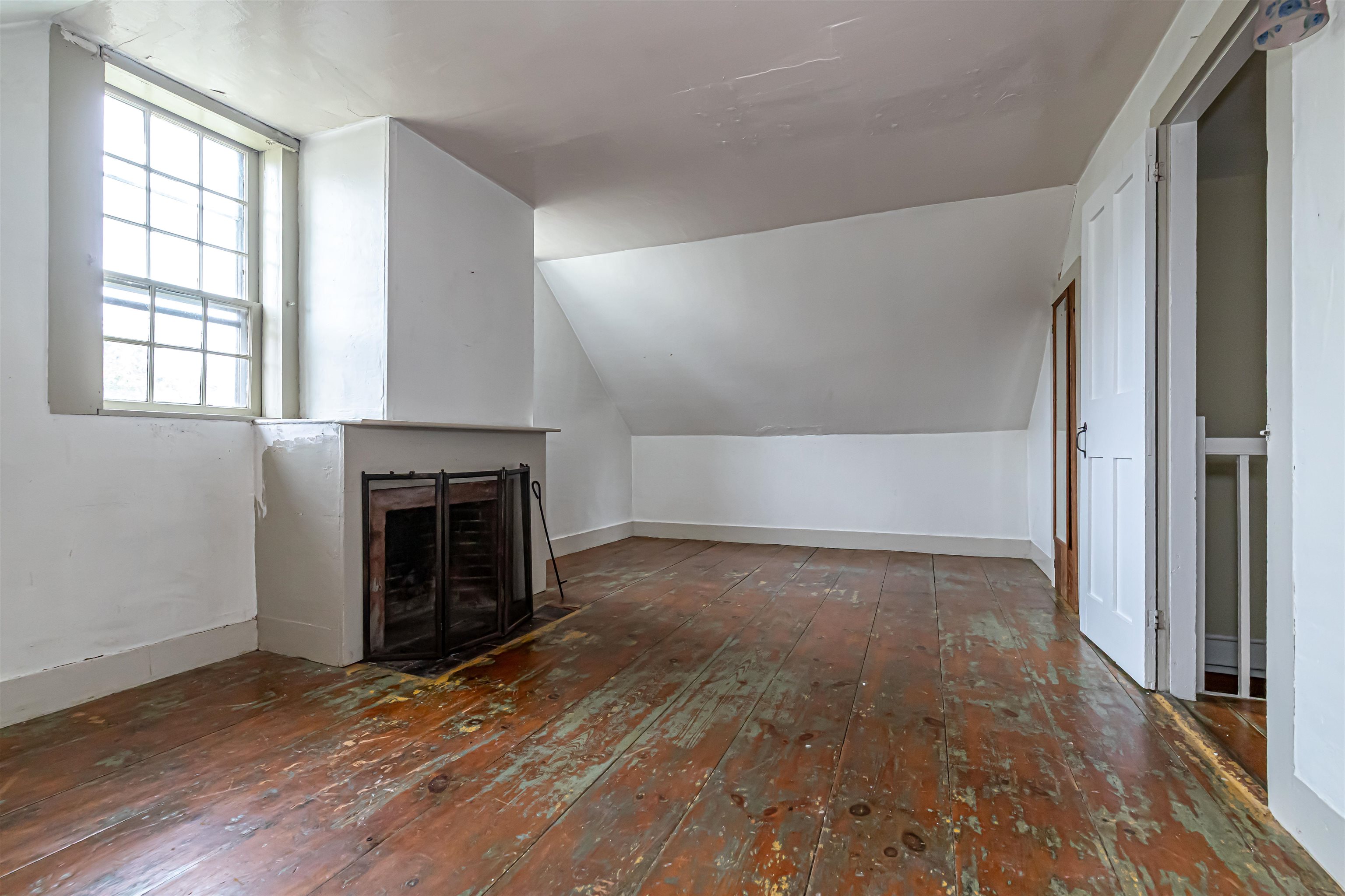 Upstairs to the Large bedroom with jack & jill closet