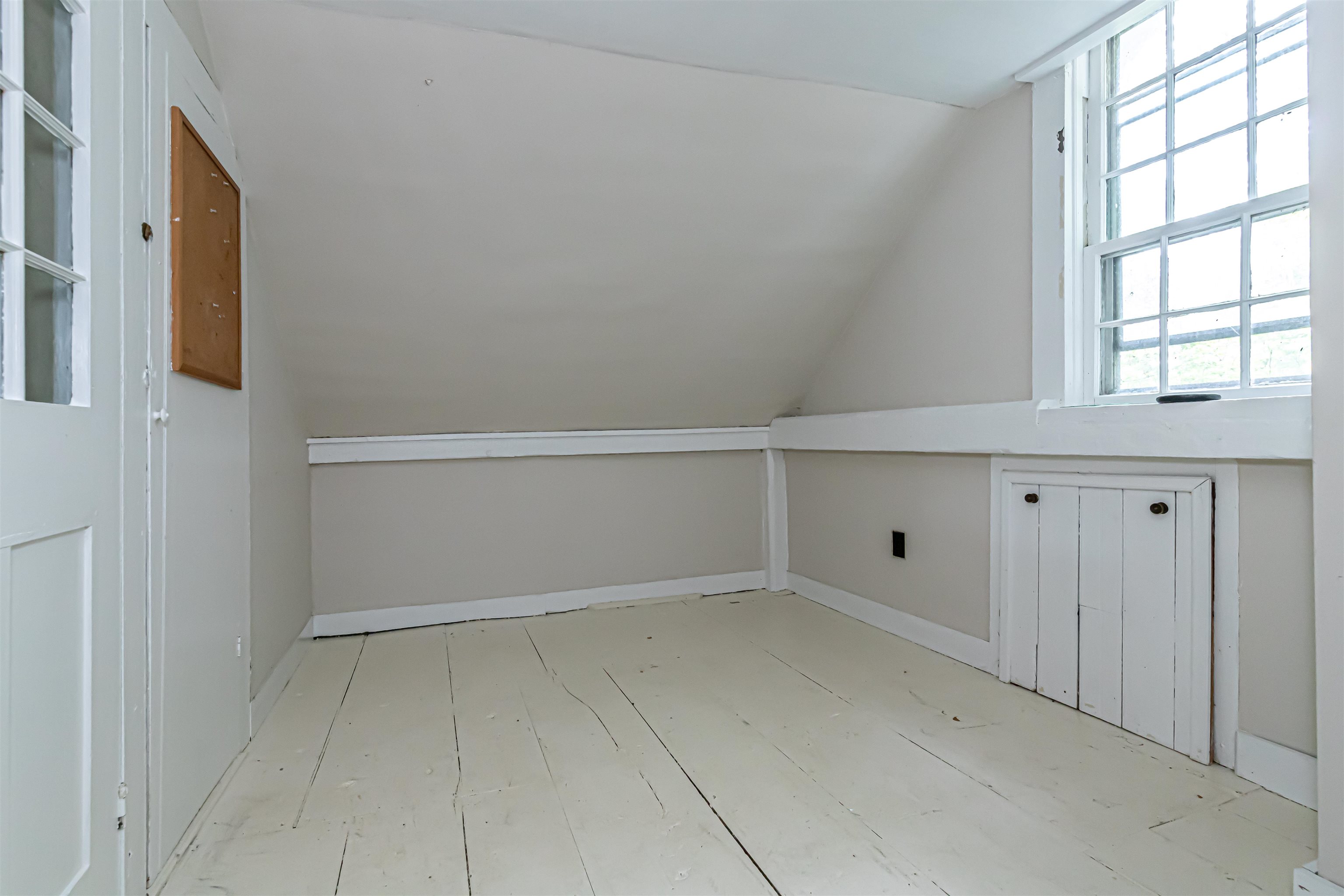 Lovely white Room with natural light large closet