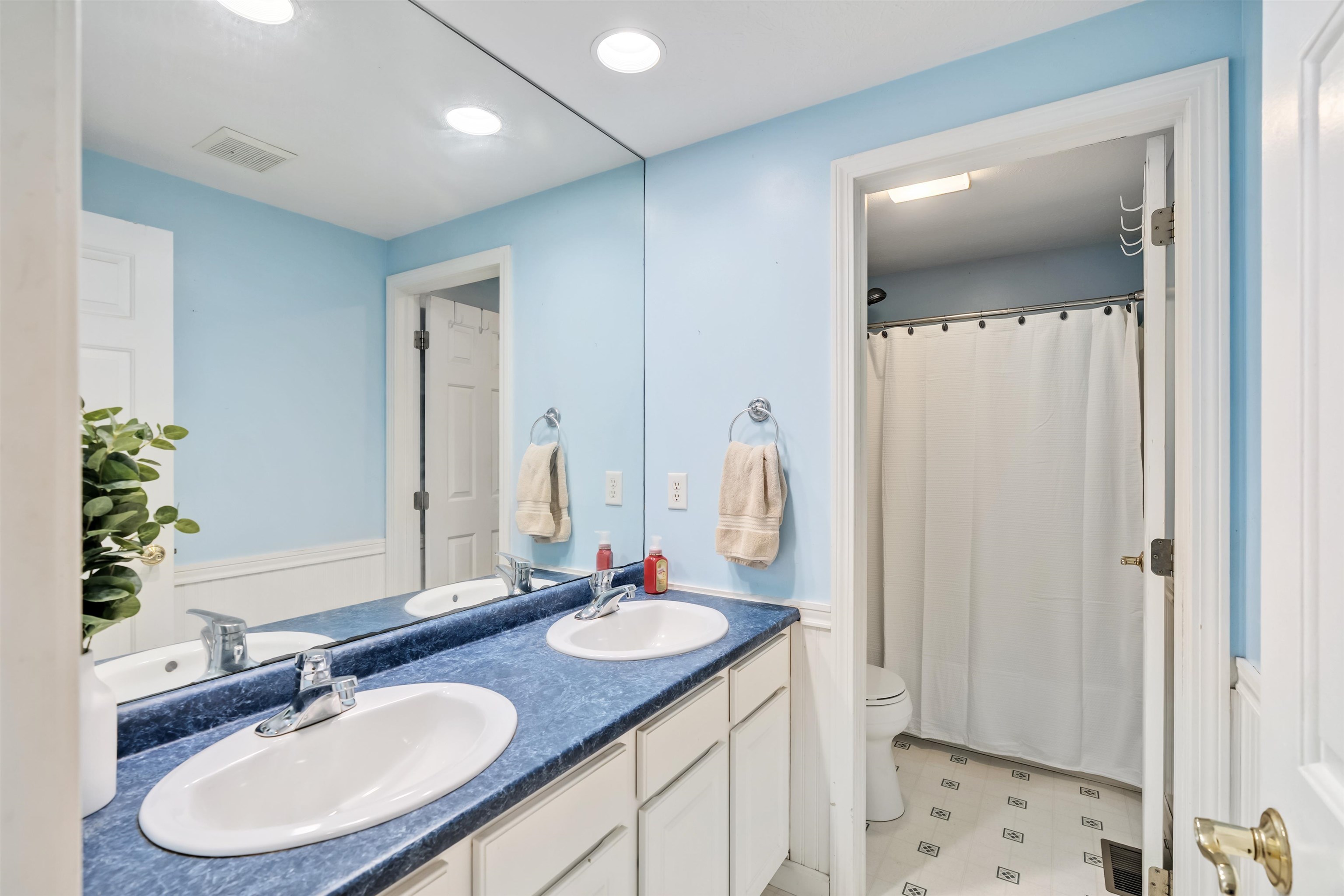 Full Bath (2nd Floor)