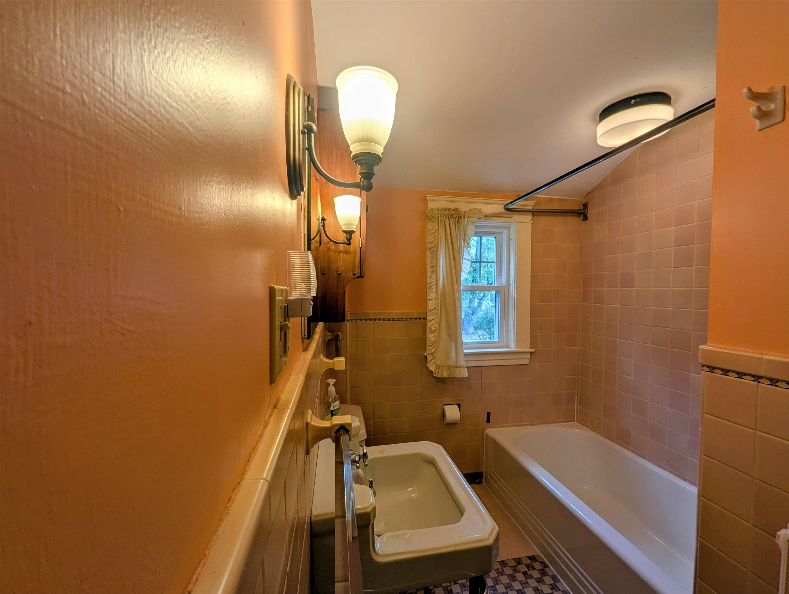 Full Bathroom (2nd Floor)