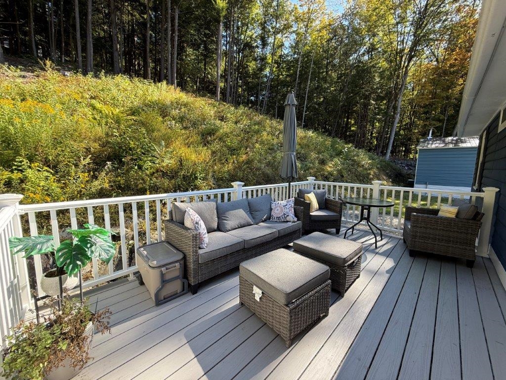 Private Rear Deck 24046574