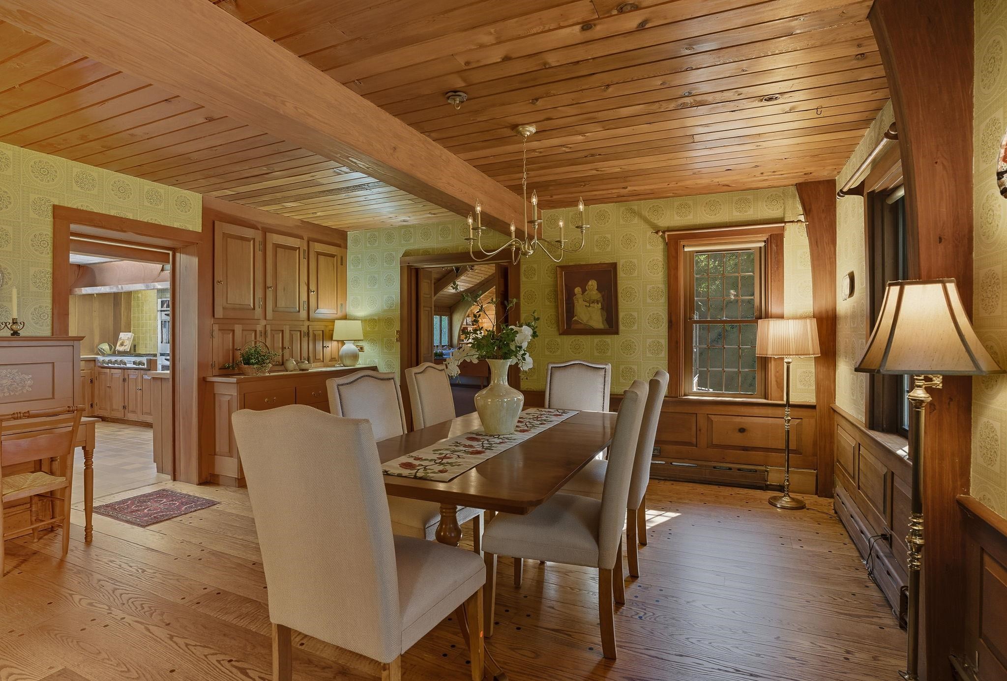 Built-Ins & Gunstock Beams in Dining Room