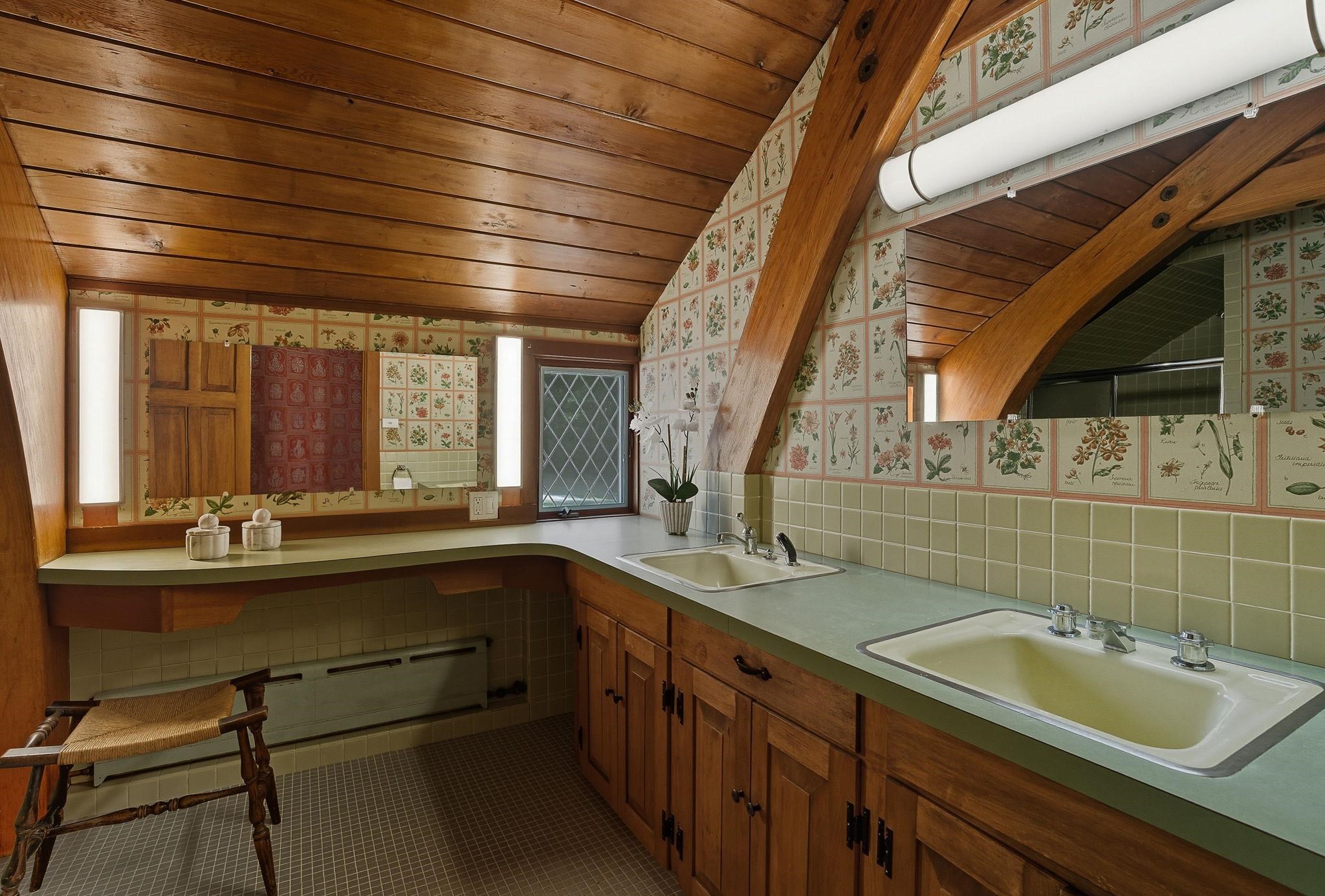 2 Sinks in Vanity
