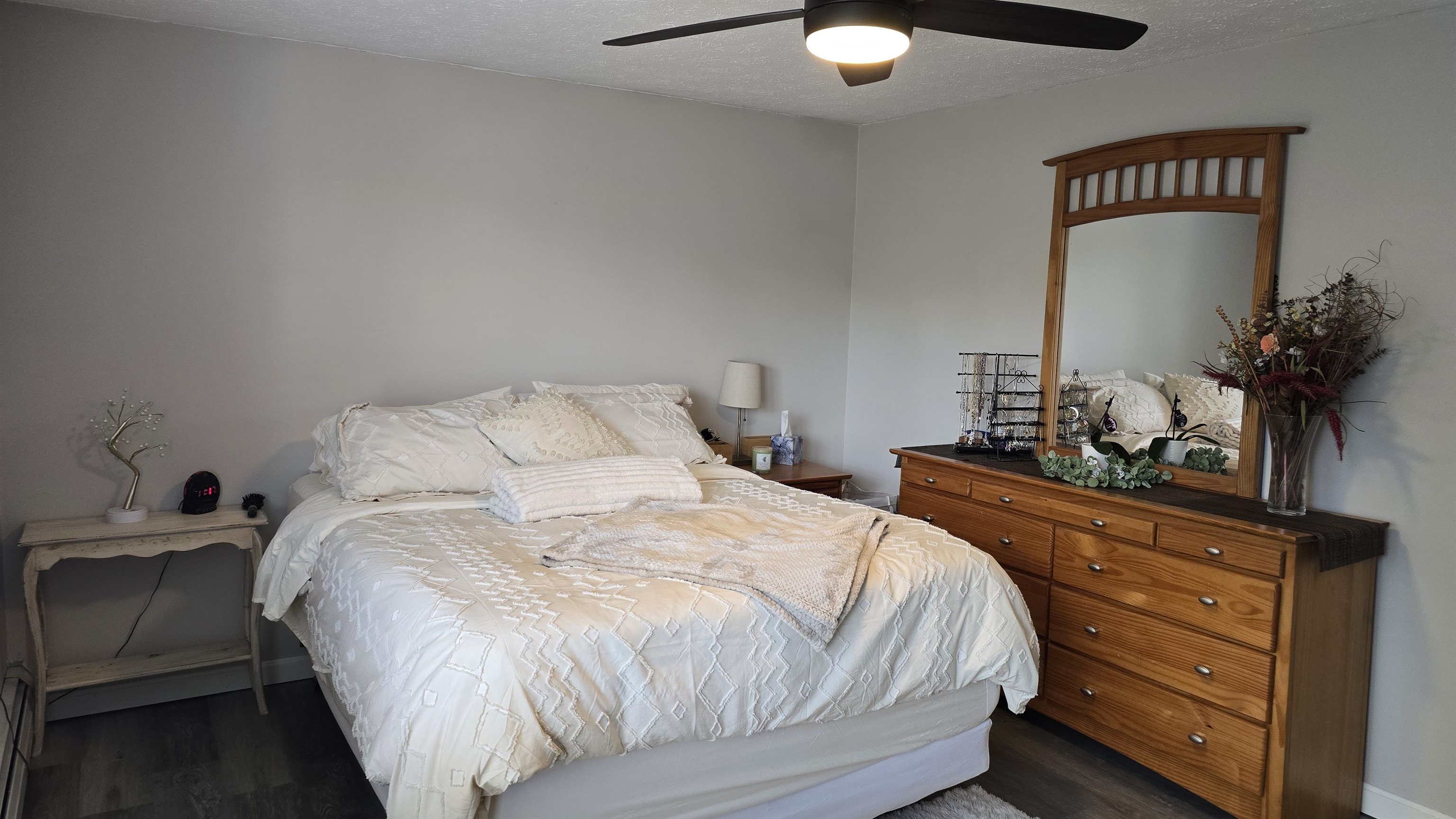 Primary Bedroom/Inward View