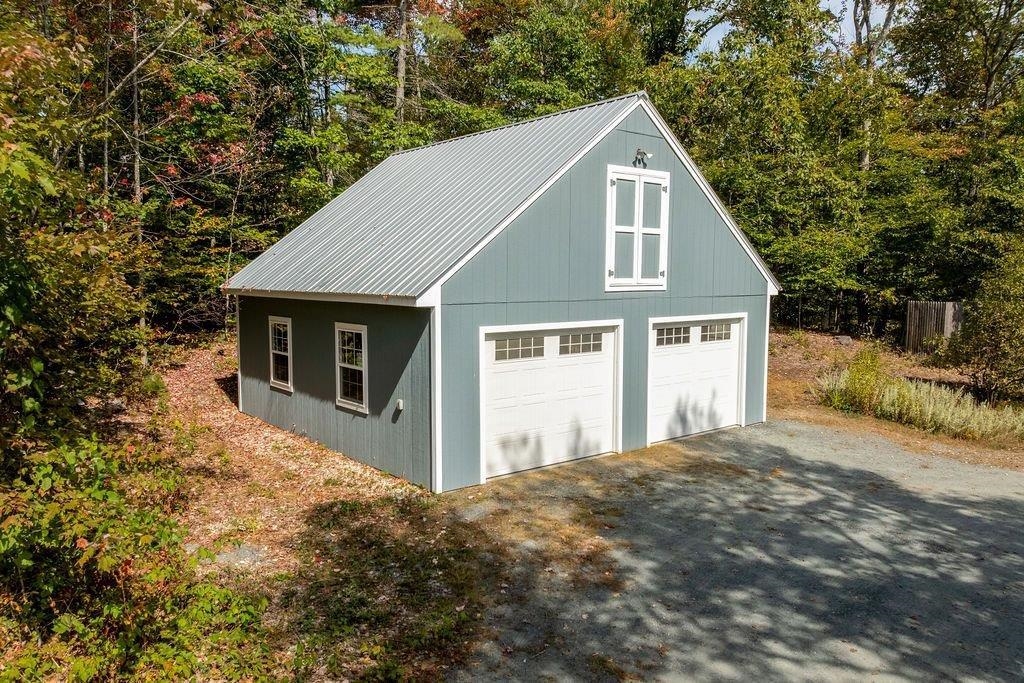 2 Car Garage Built in 2021 24134037