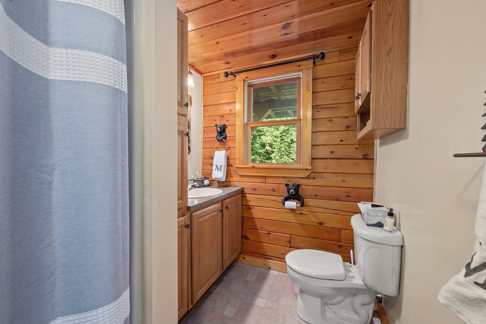 MAIN LEVEL FULL BATH