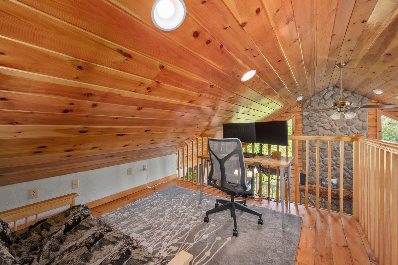 LOFT WITH WONDERFUL MOUNTAIN VIEW - 2ND LEVEL