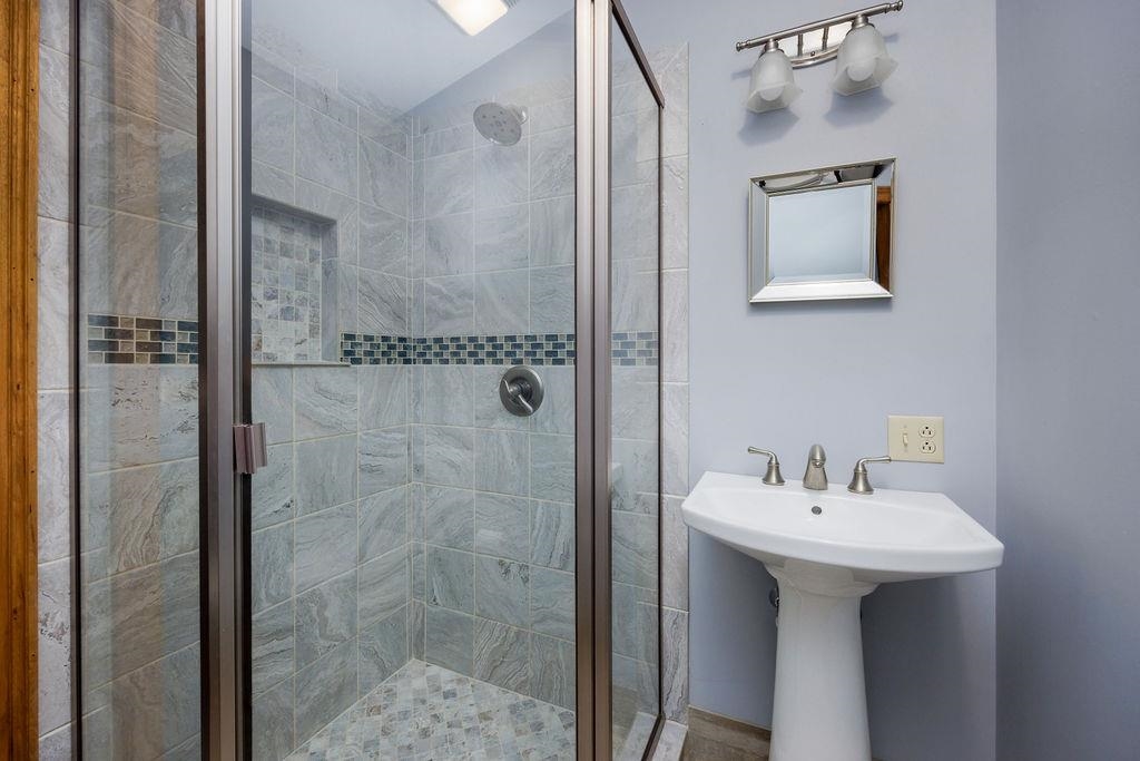 Nicely Updated Bath
