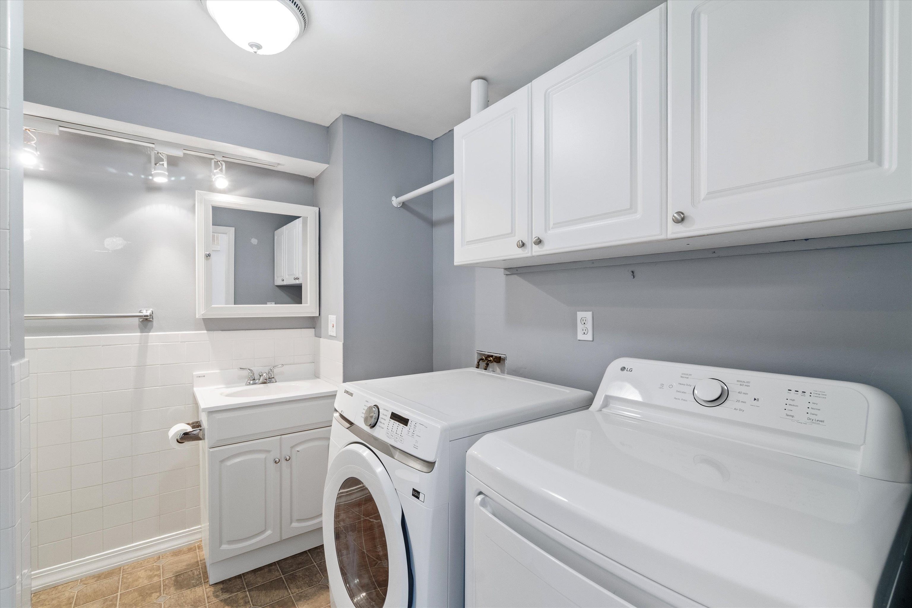 Bathroom w/ Washer/Dryer(1st Fl)