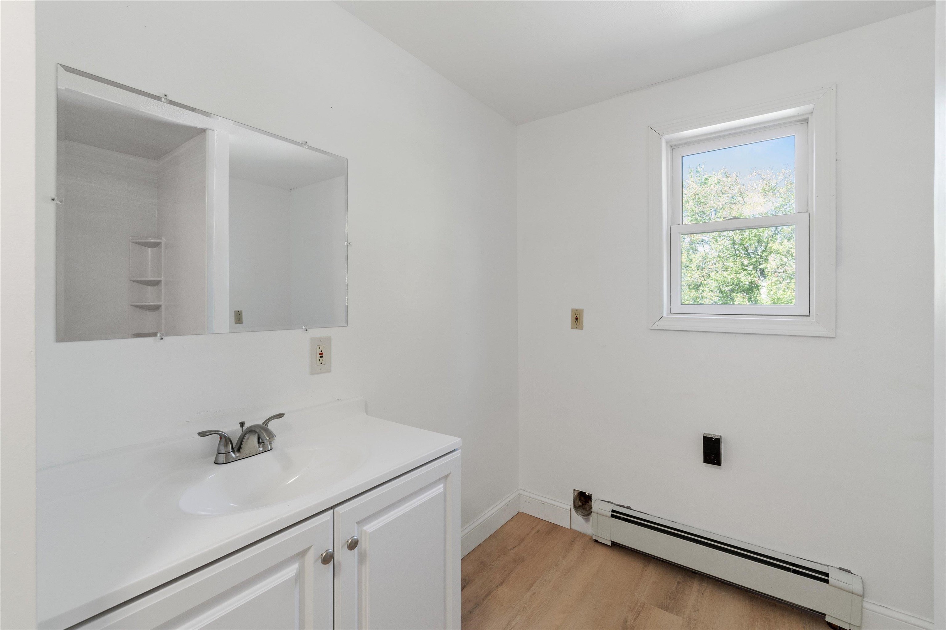 Bathroom (2nd Fl)