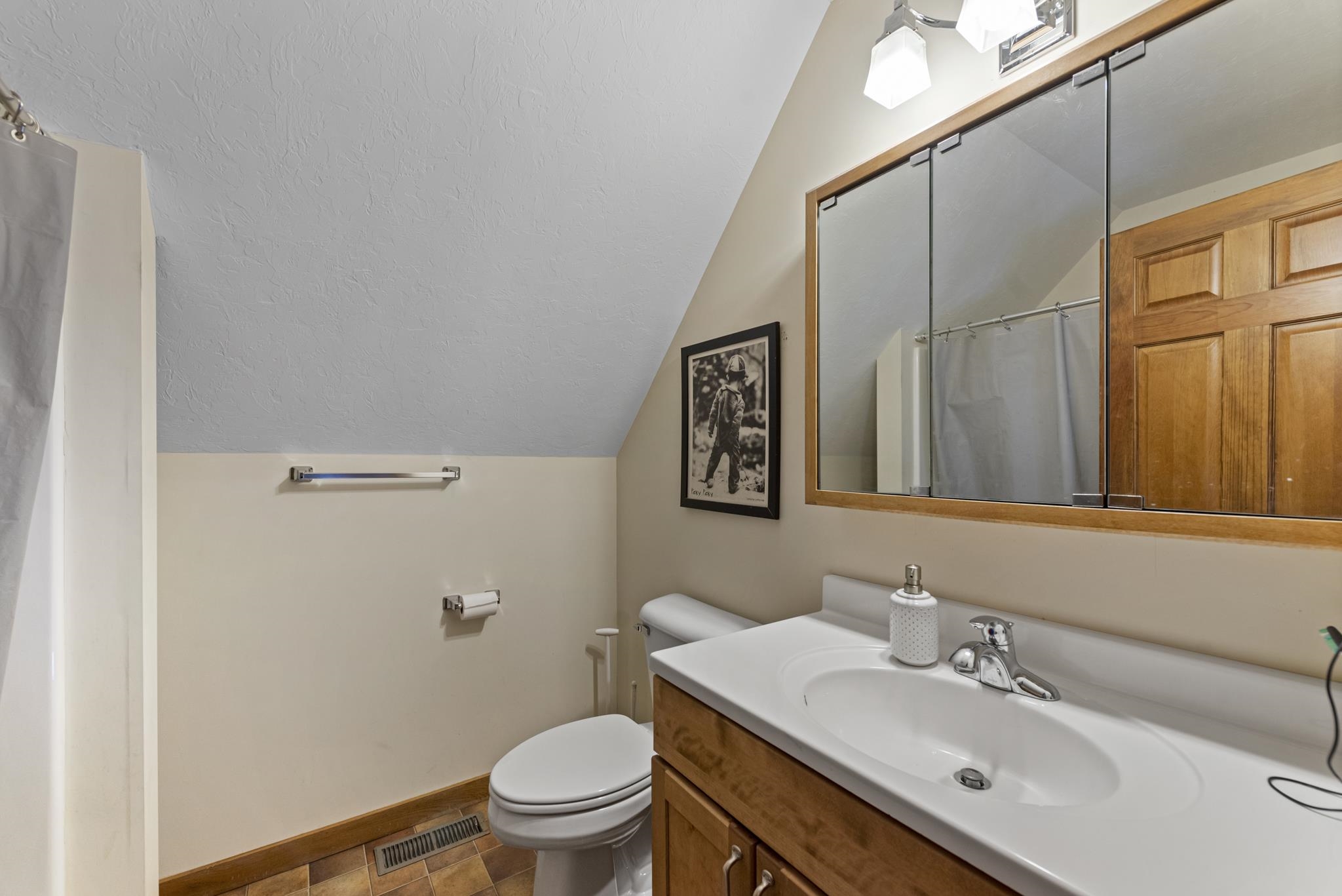 Full bathroom located in the 2nd level