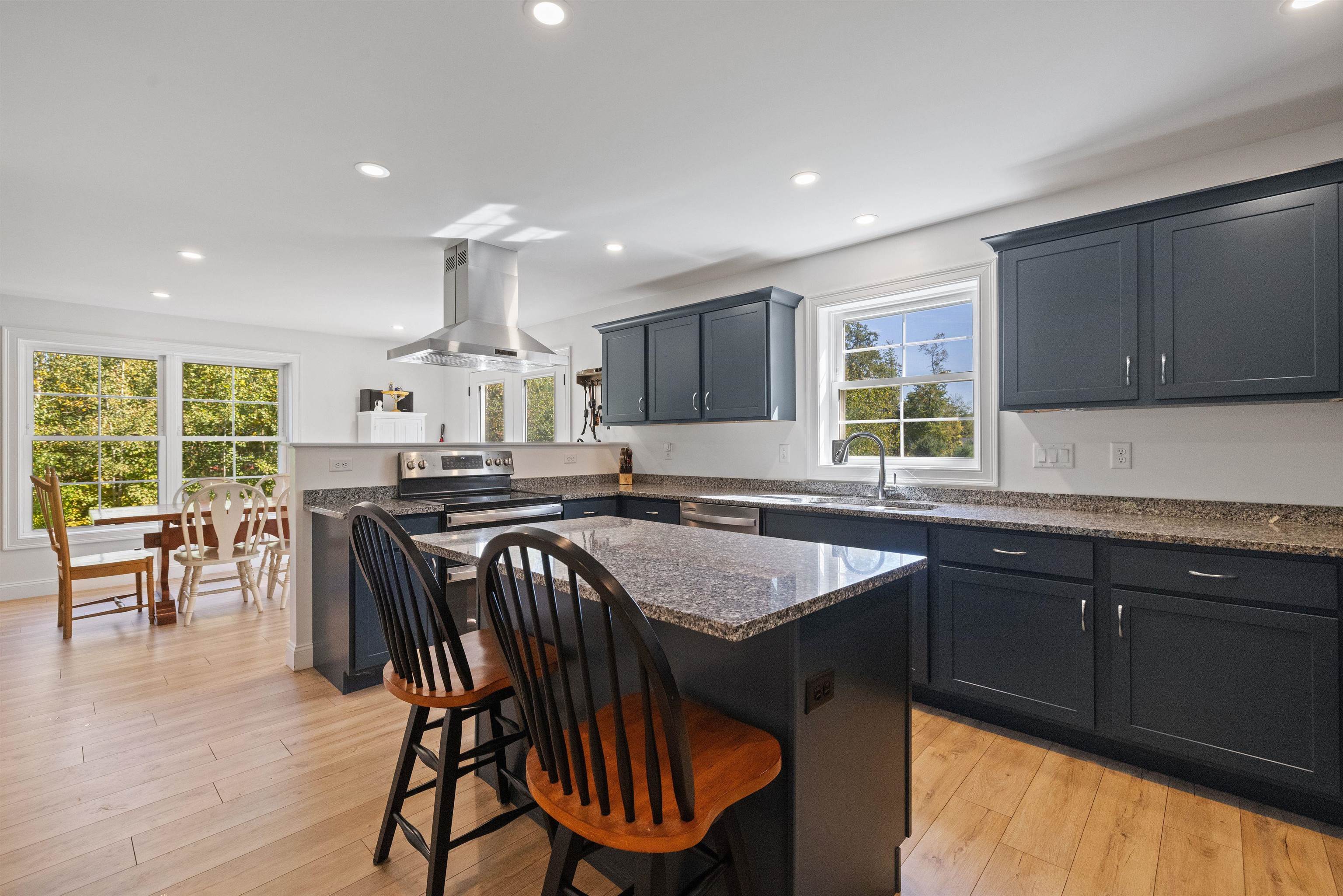 large center island, granite countertops