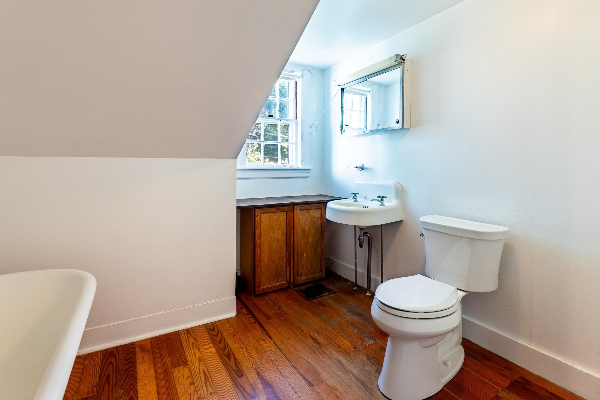 Full bath, second floor
