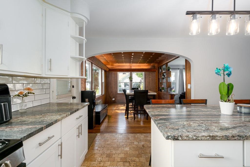 Kitchen flows to dining area 24157139