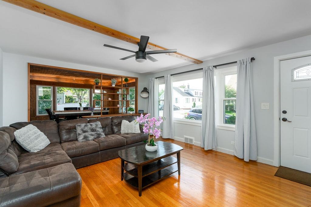 Living space next to dining 24157148