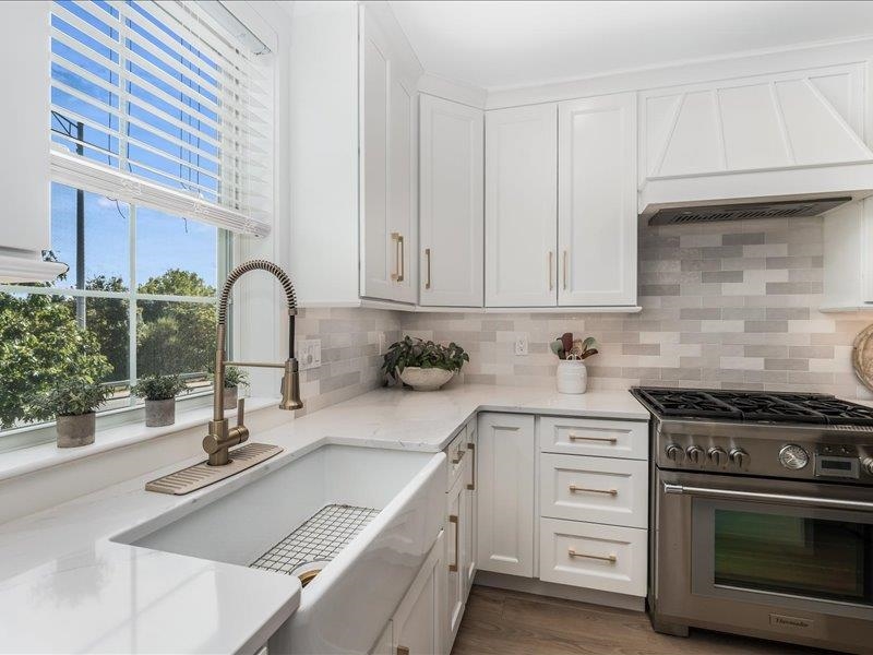 Kitchen with 36" Thermador Gas Range 24101693