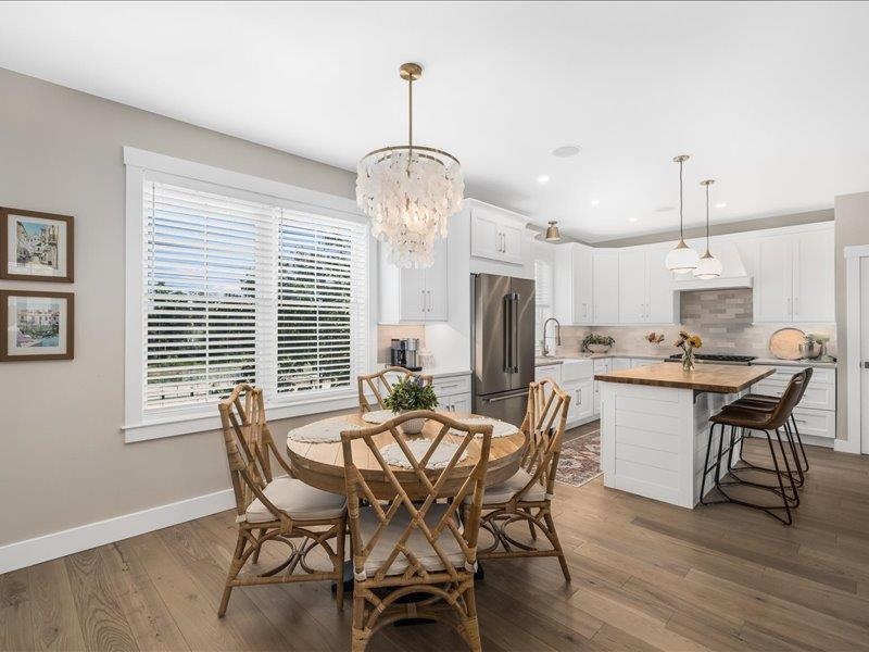 Dining Area to Kitchen 24101680