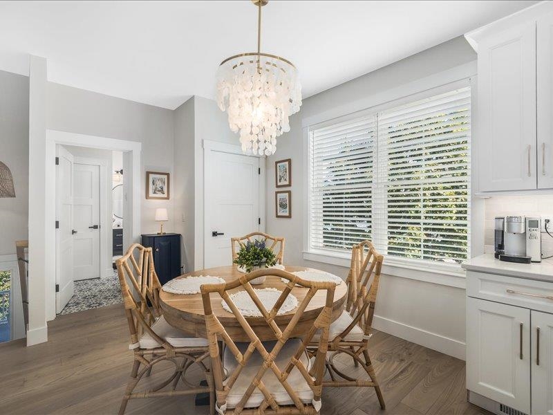 Dining Area 24101679