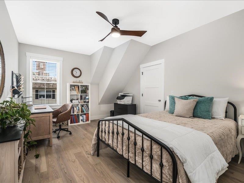 Guest Bedroom/Home Office 24101676