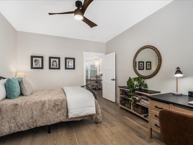 Guest Bedroom 24101688