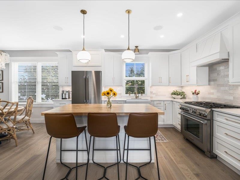 Kitchen with Bar 24101689