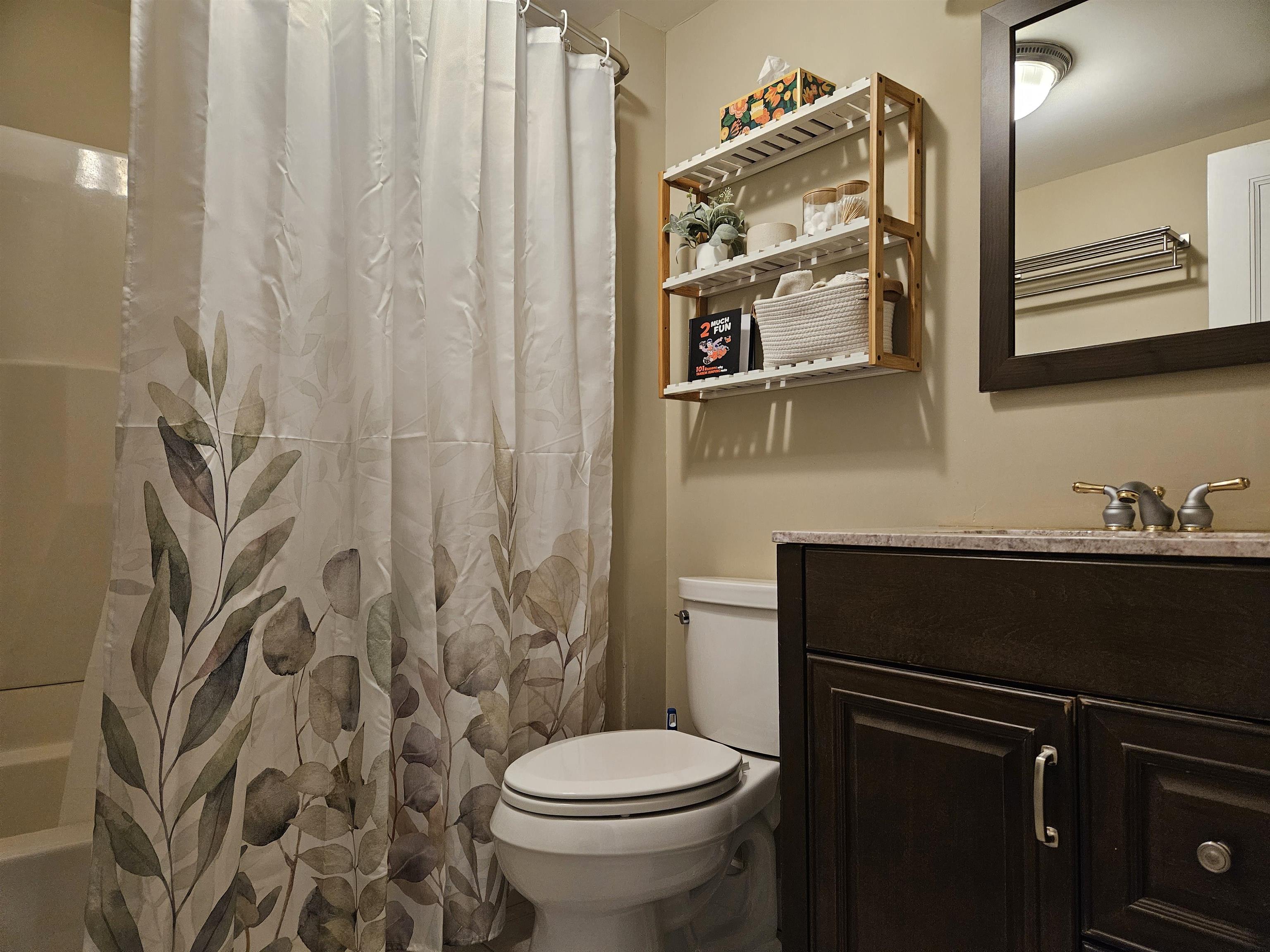 Full bath for both 1st floor bedrooms