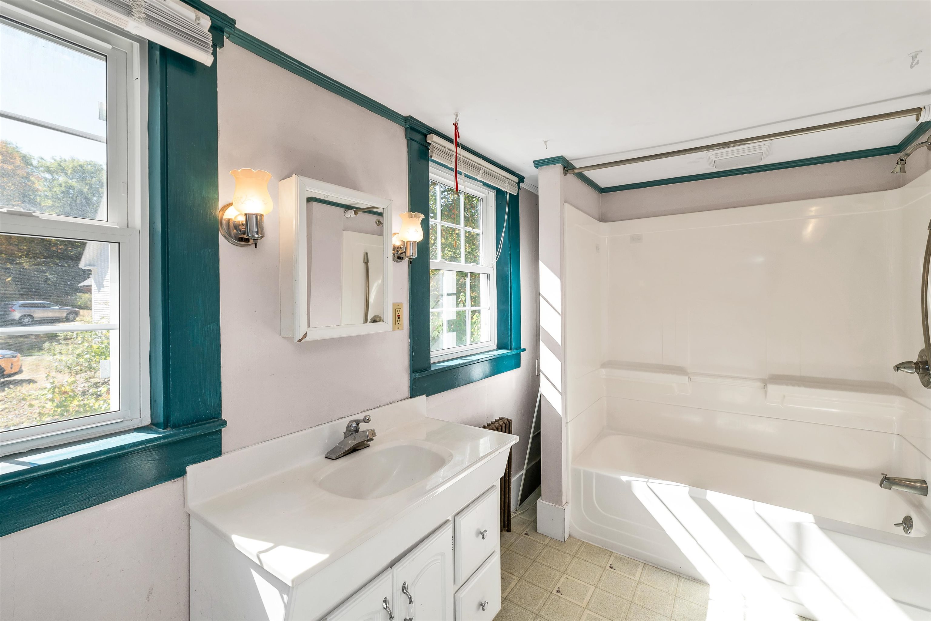 2nd Floor Full bath and Laundry