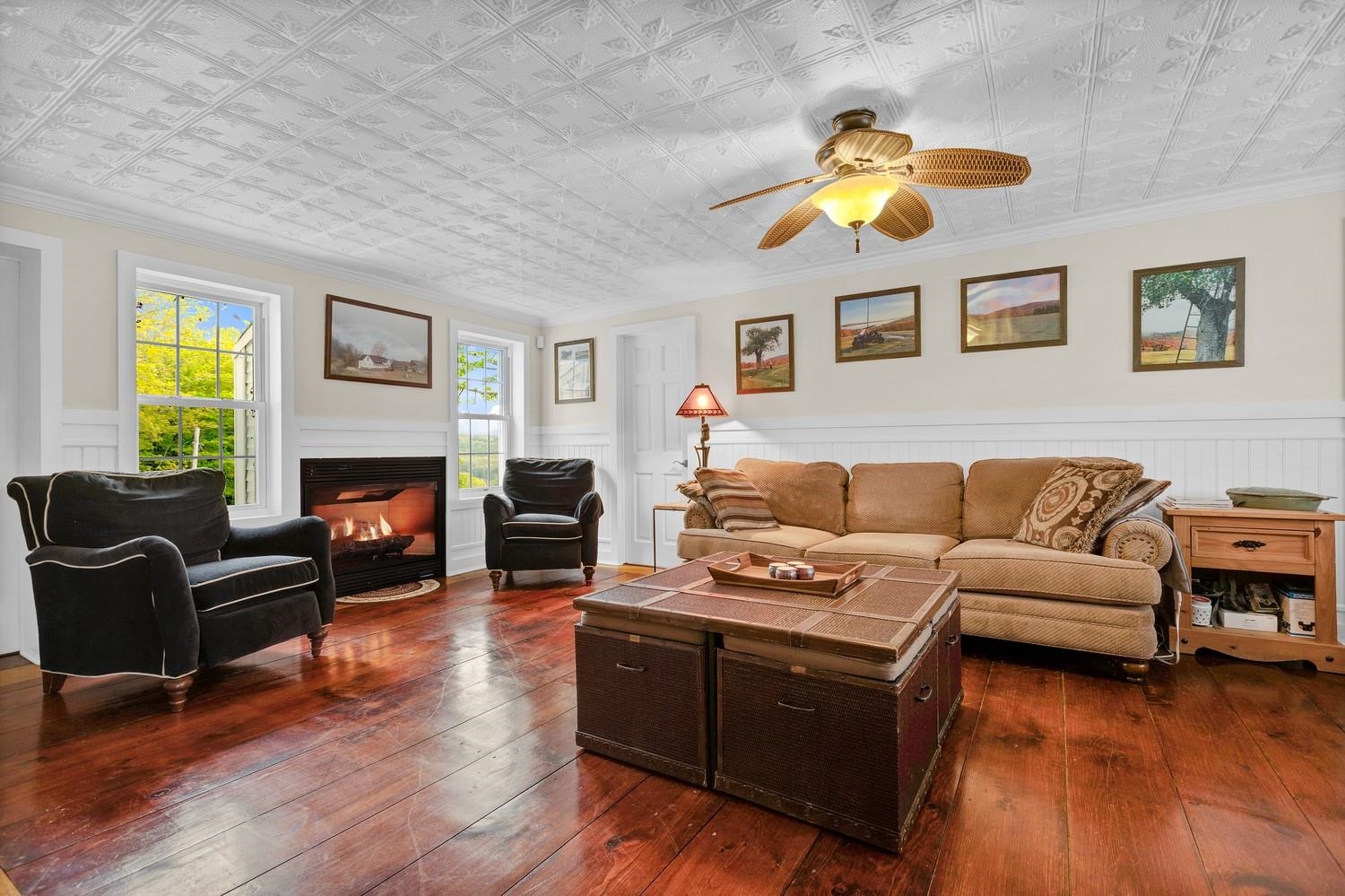 Livingroom With Gas Fireplace
