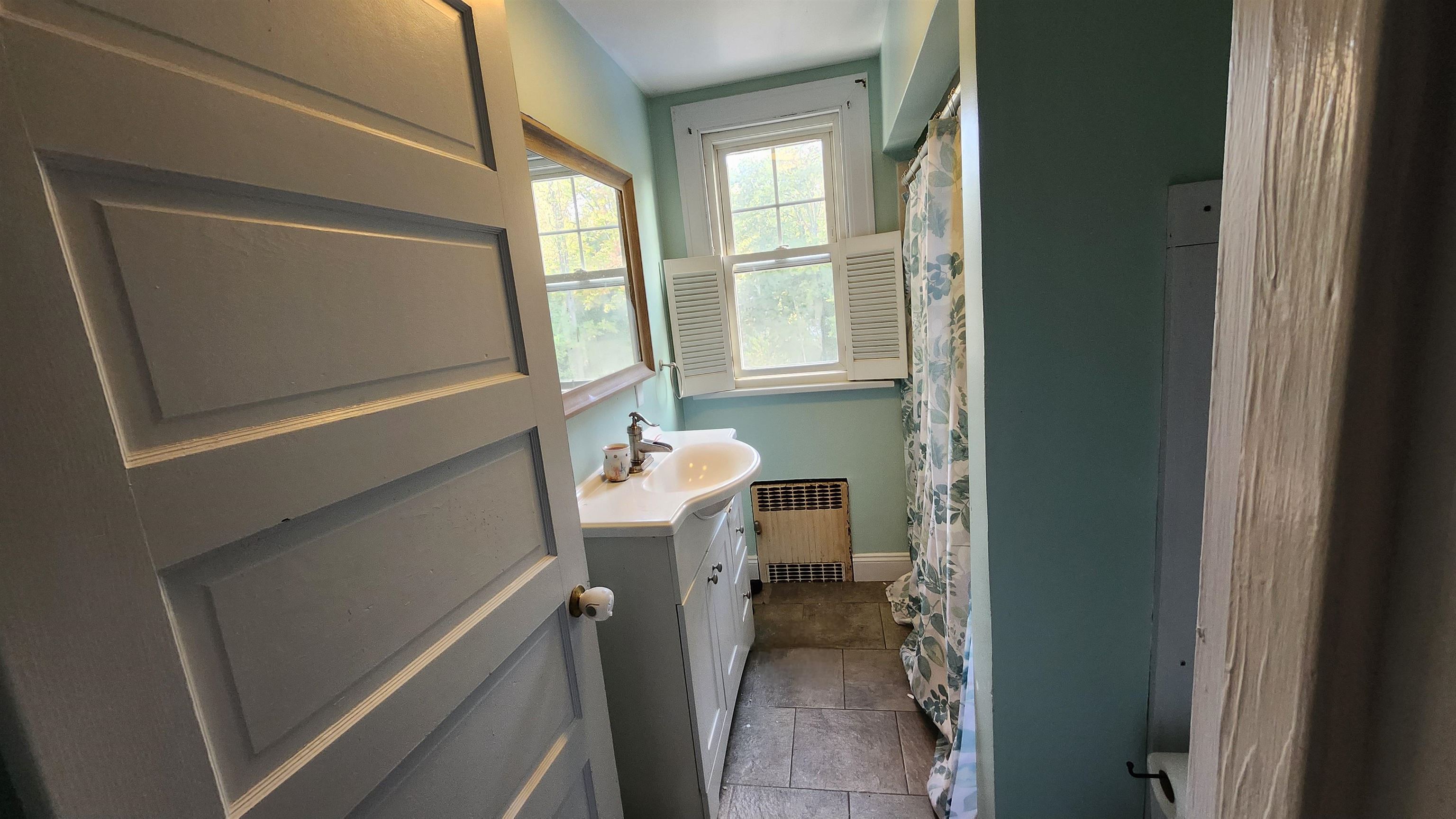 Second Flr - Full Bathroom