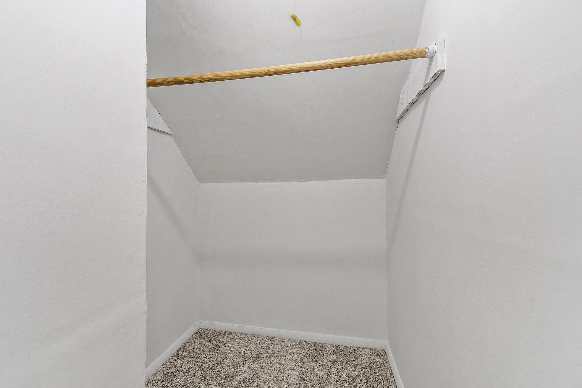 Walk in Closet 24198158