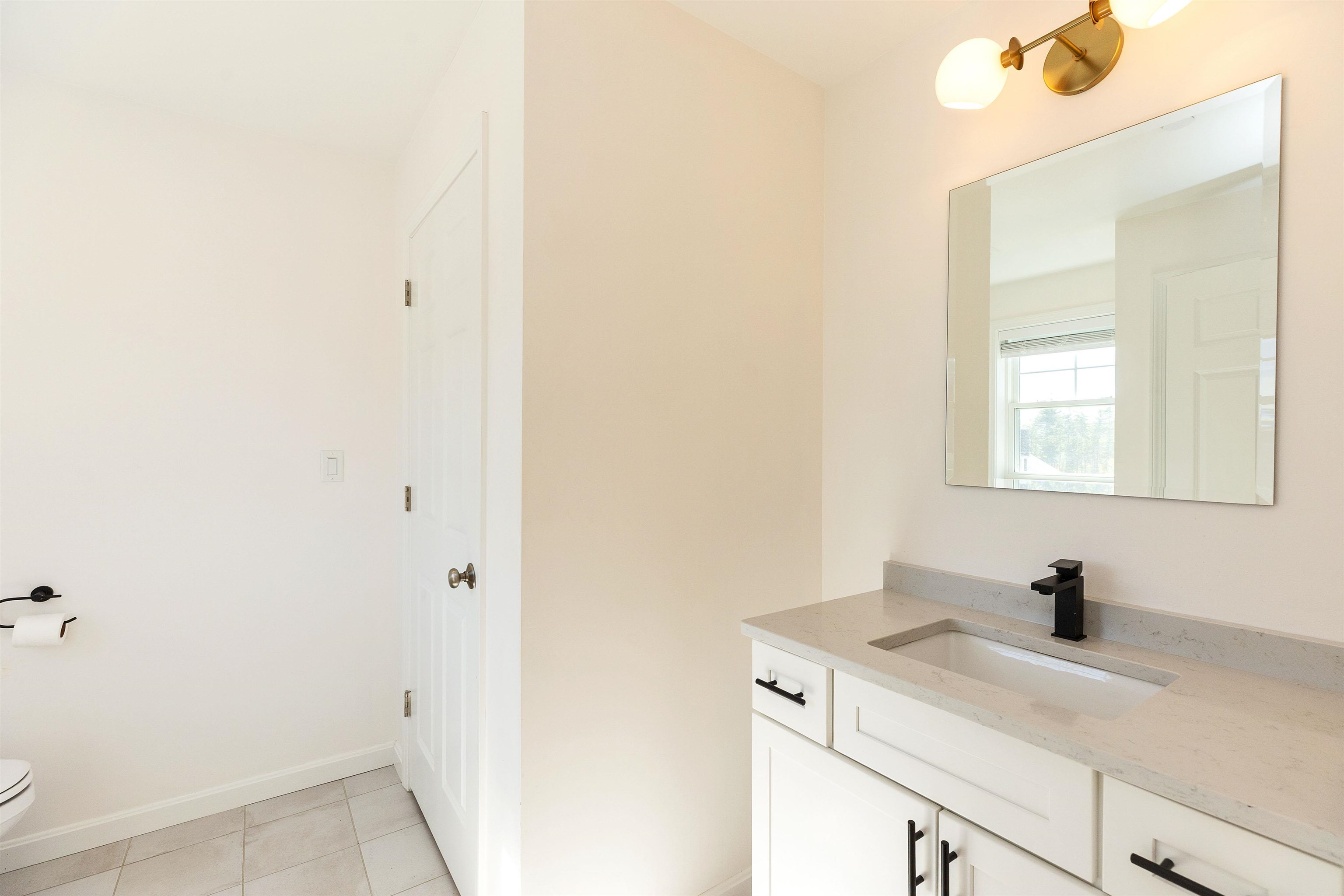 First Floor Upgraded 1/2 Bath 24204239