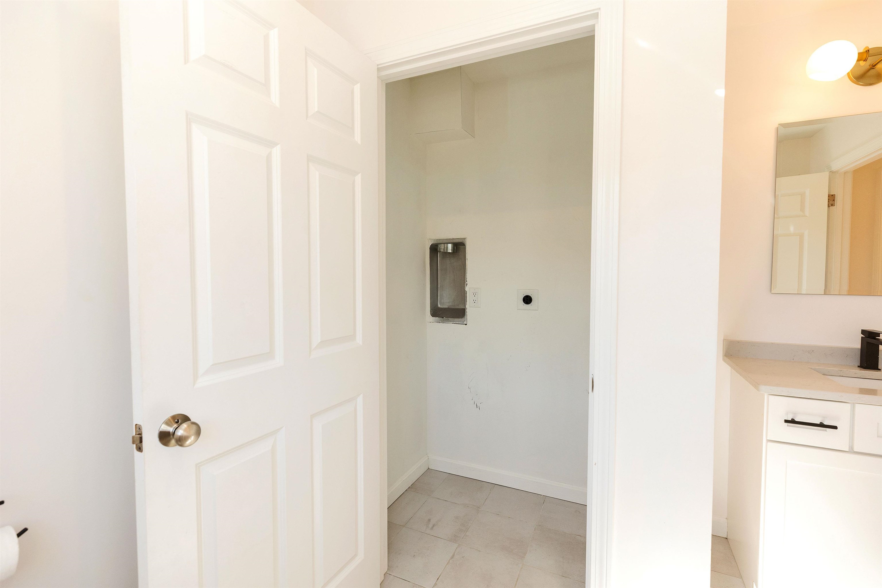 Laundry Room Stackable W&D 24204240