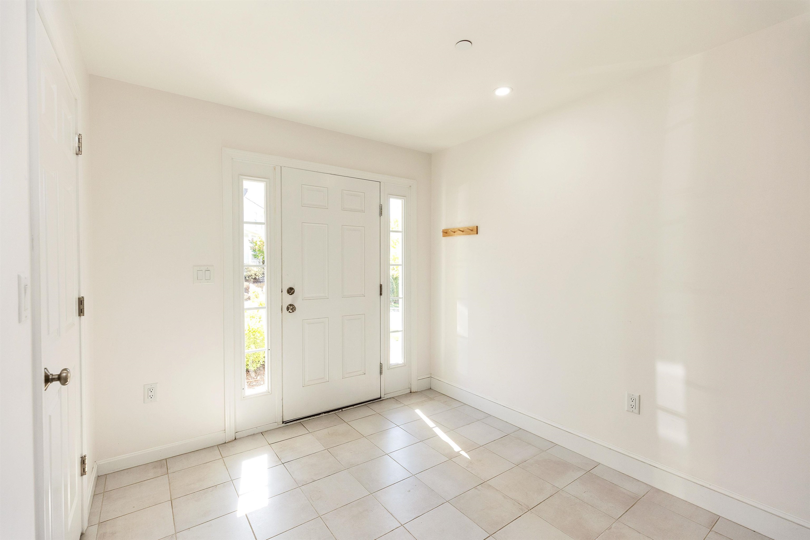 Spacious Front Entry 24204223