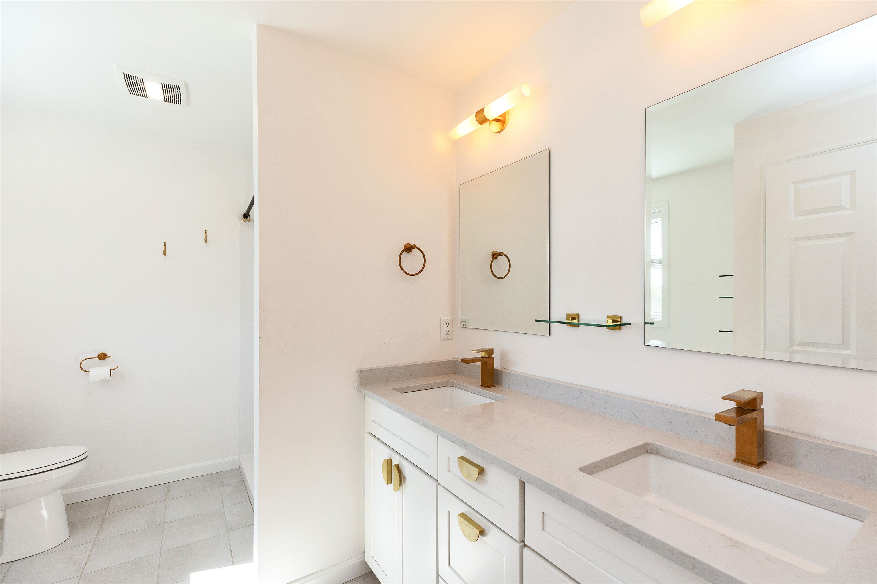 Gorgeous Upgraded Primary Bath 24204244