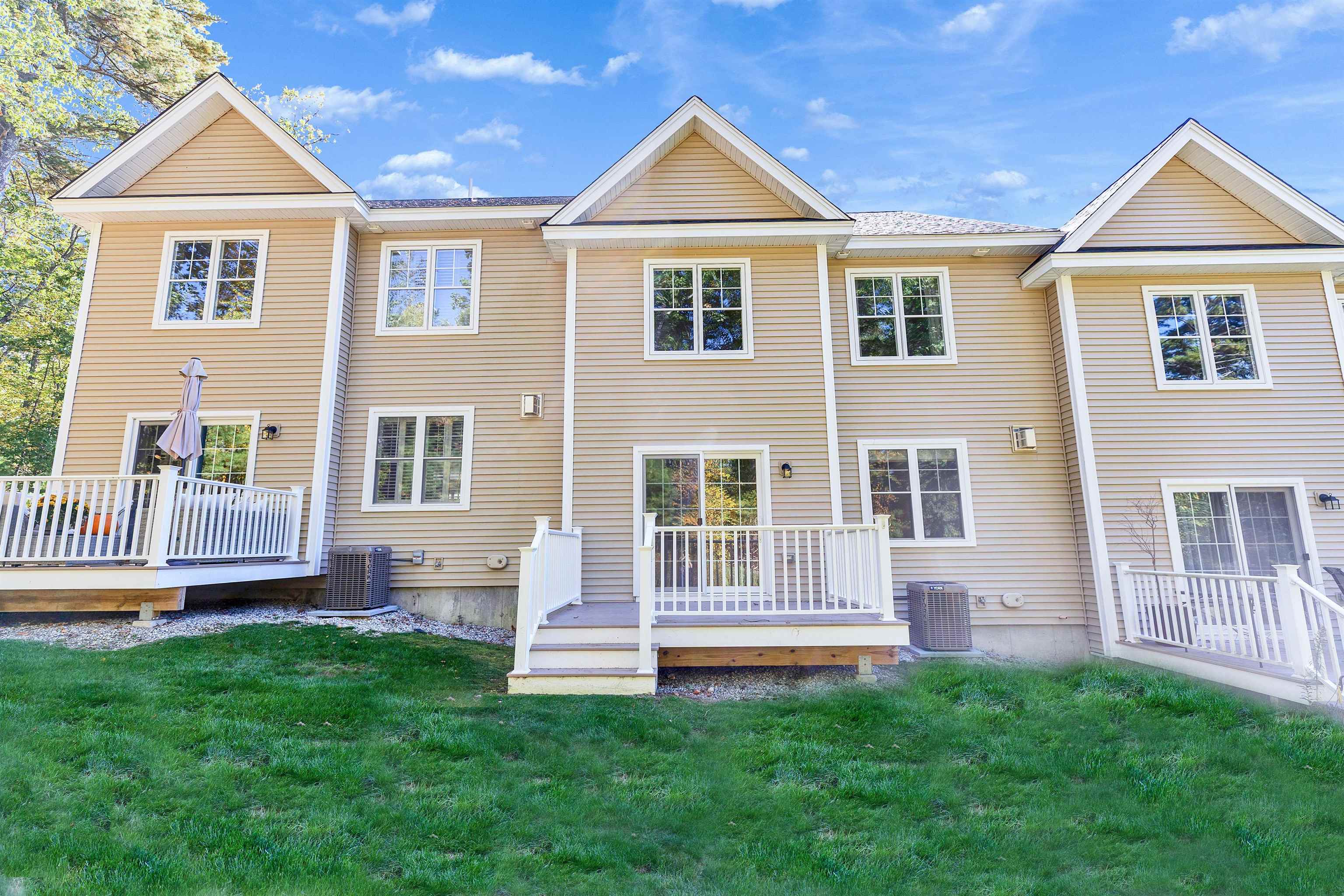 Manicured Irrigated Lawn 24204257