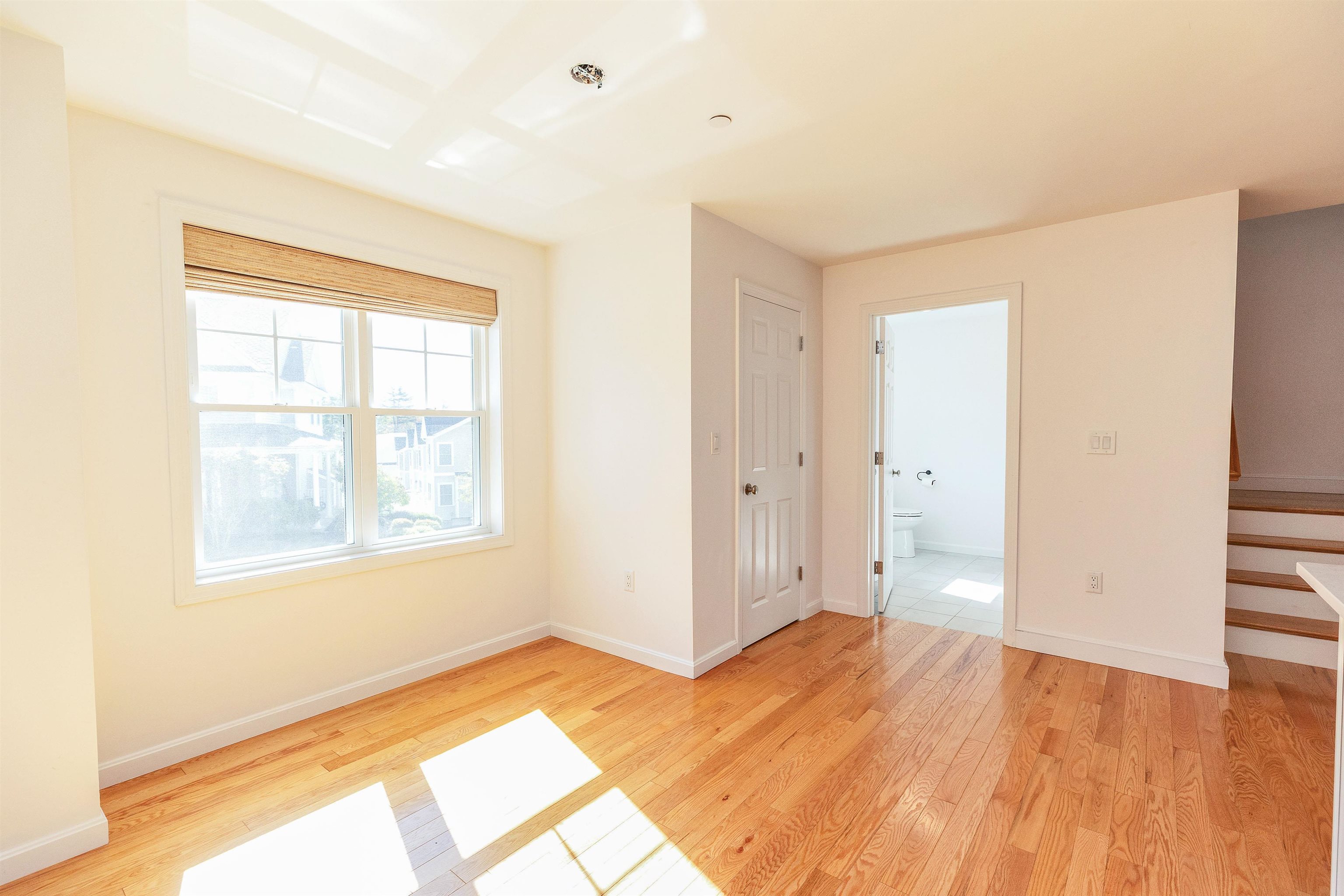 Large Eat-in Kitchen Area 24204227