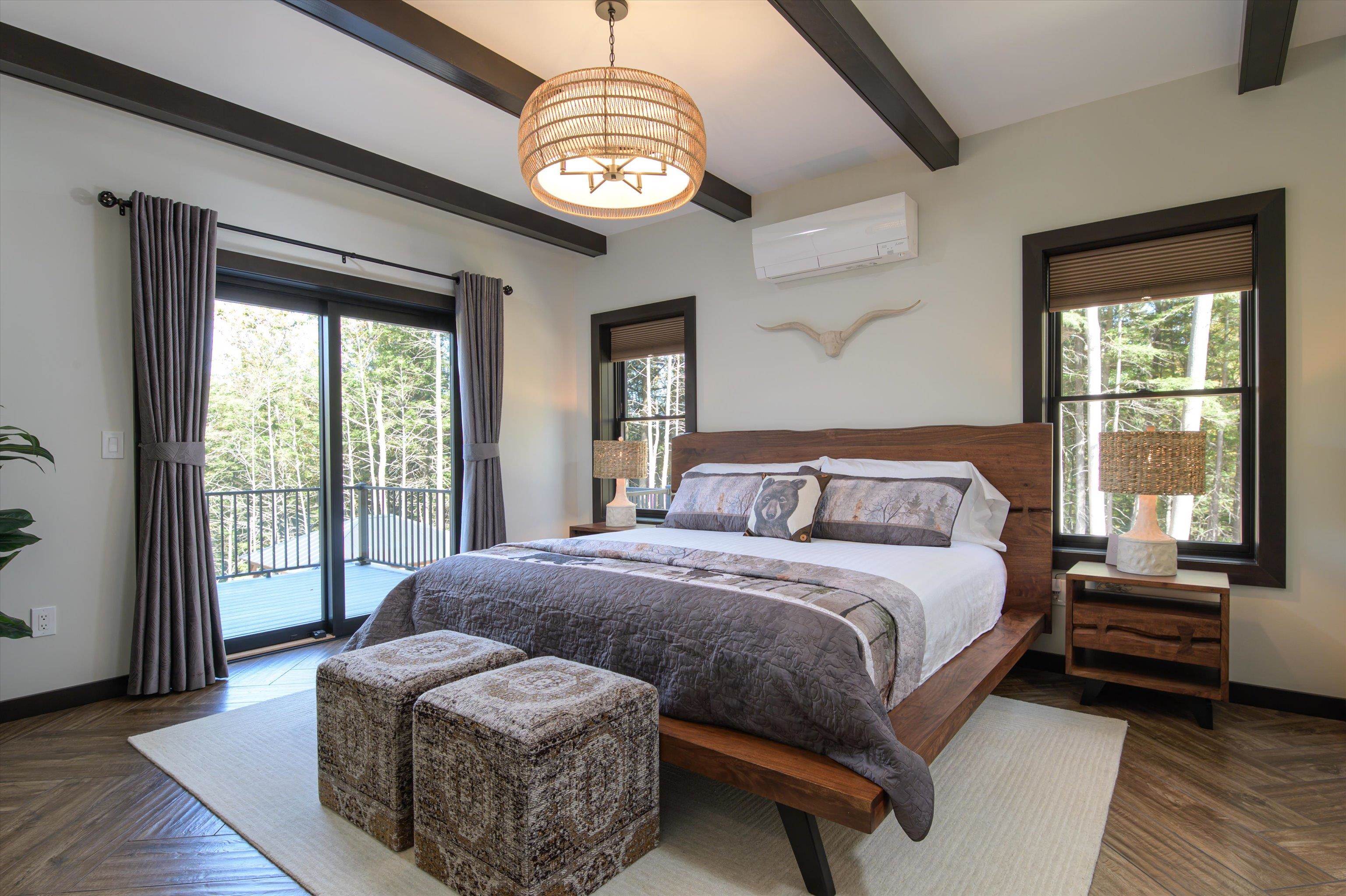 Main Level Primary Bedroom en Suite