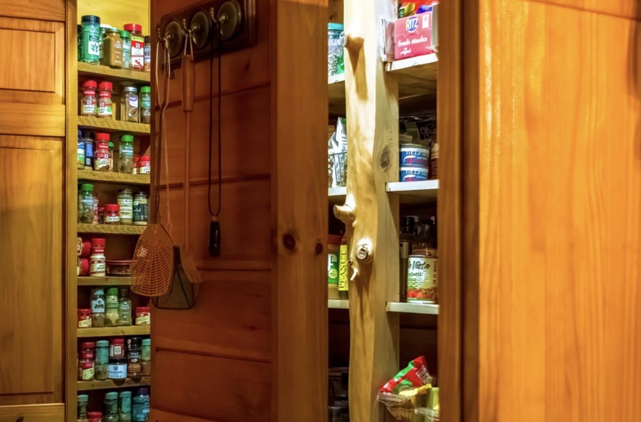 Pantry Closets 24183011
