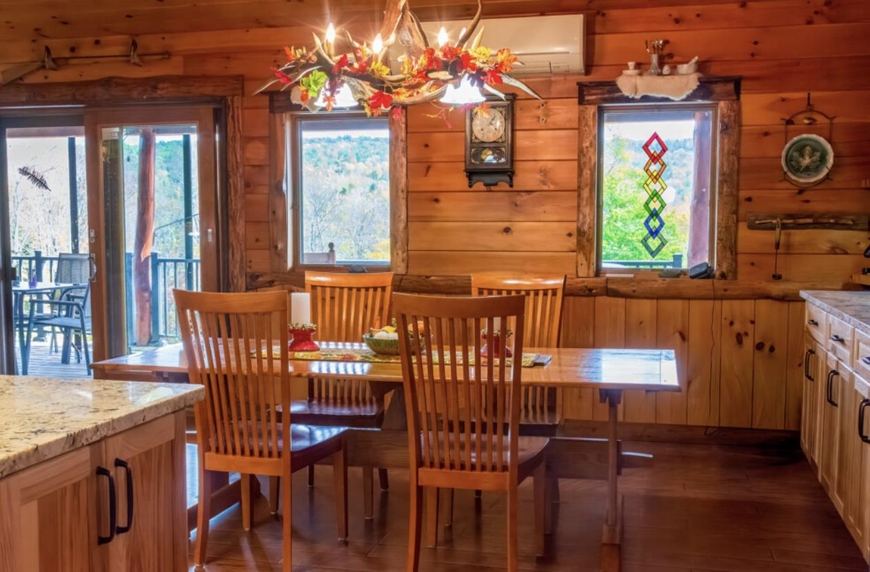 Great Room Dining Area 24183028