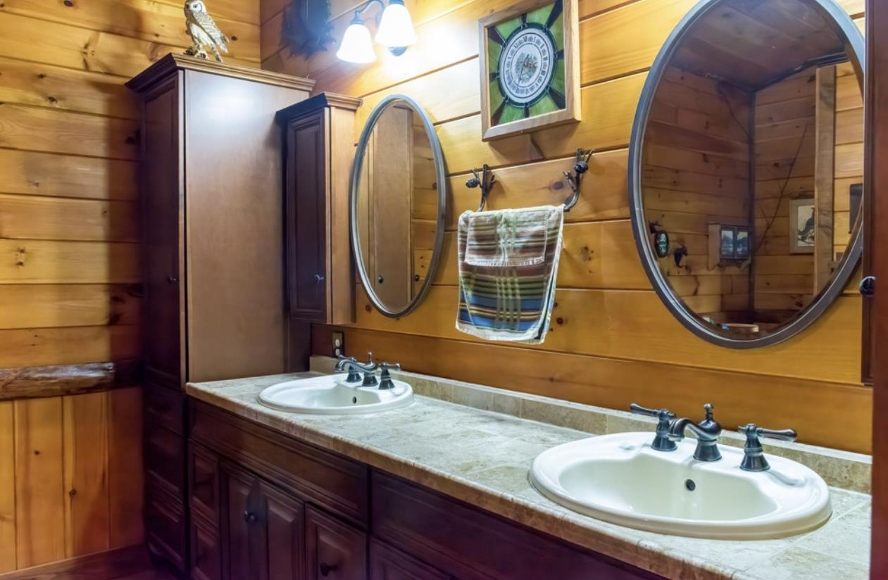 Primary Bathroom w/Double Sinks 24183018