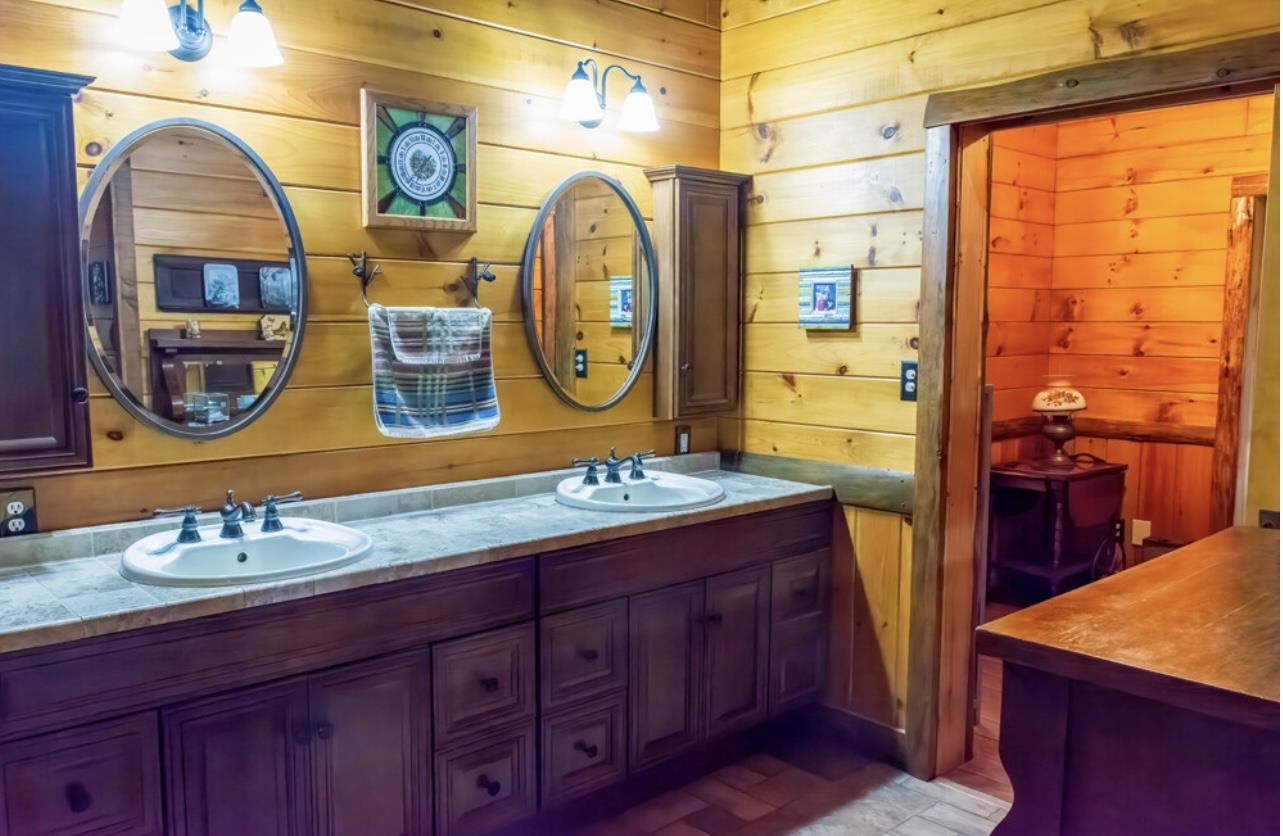 Primary Bathroom w/Double Sinks 24183017