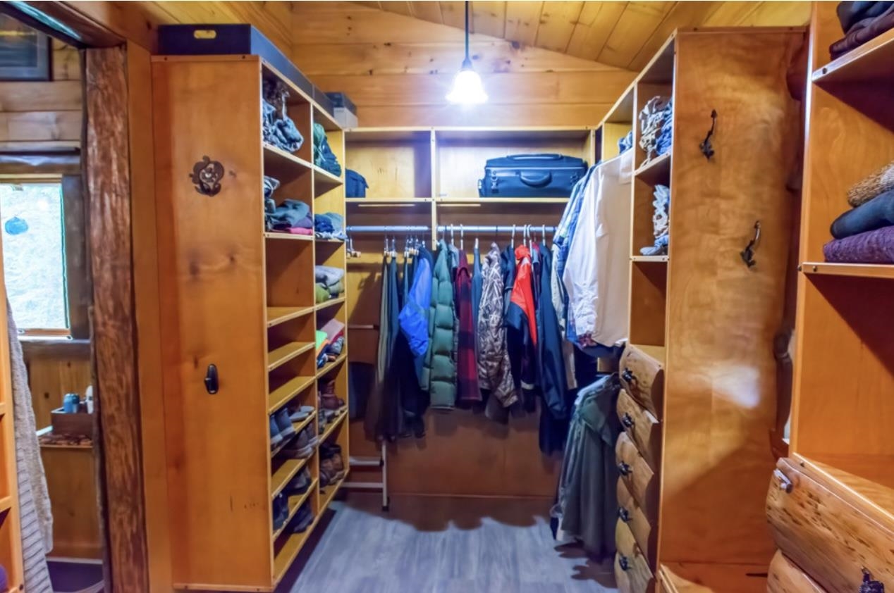 Primary Walk-in Closet 24183013