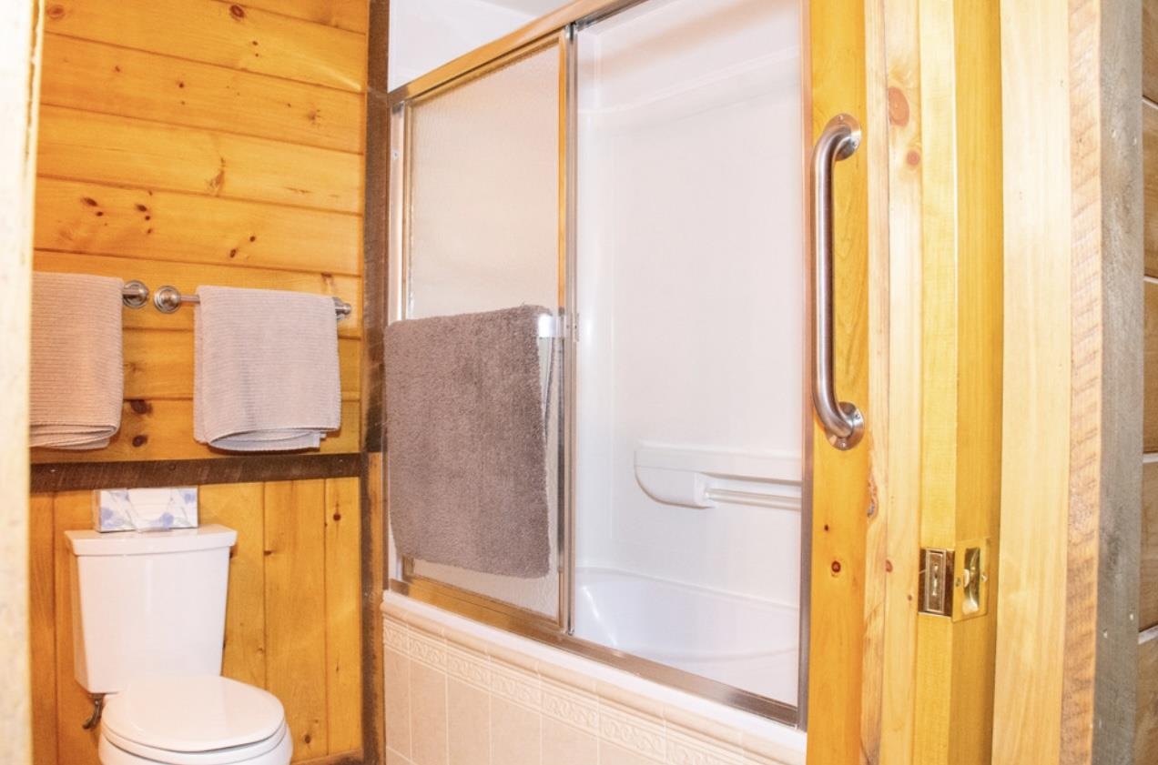 Basement Full Bathroom/Whirlpool Tub 24183004