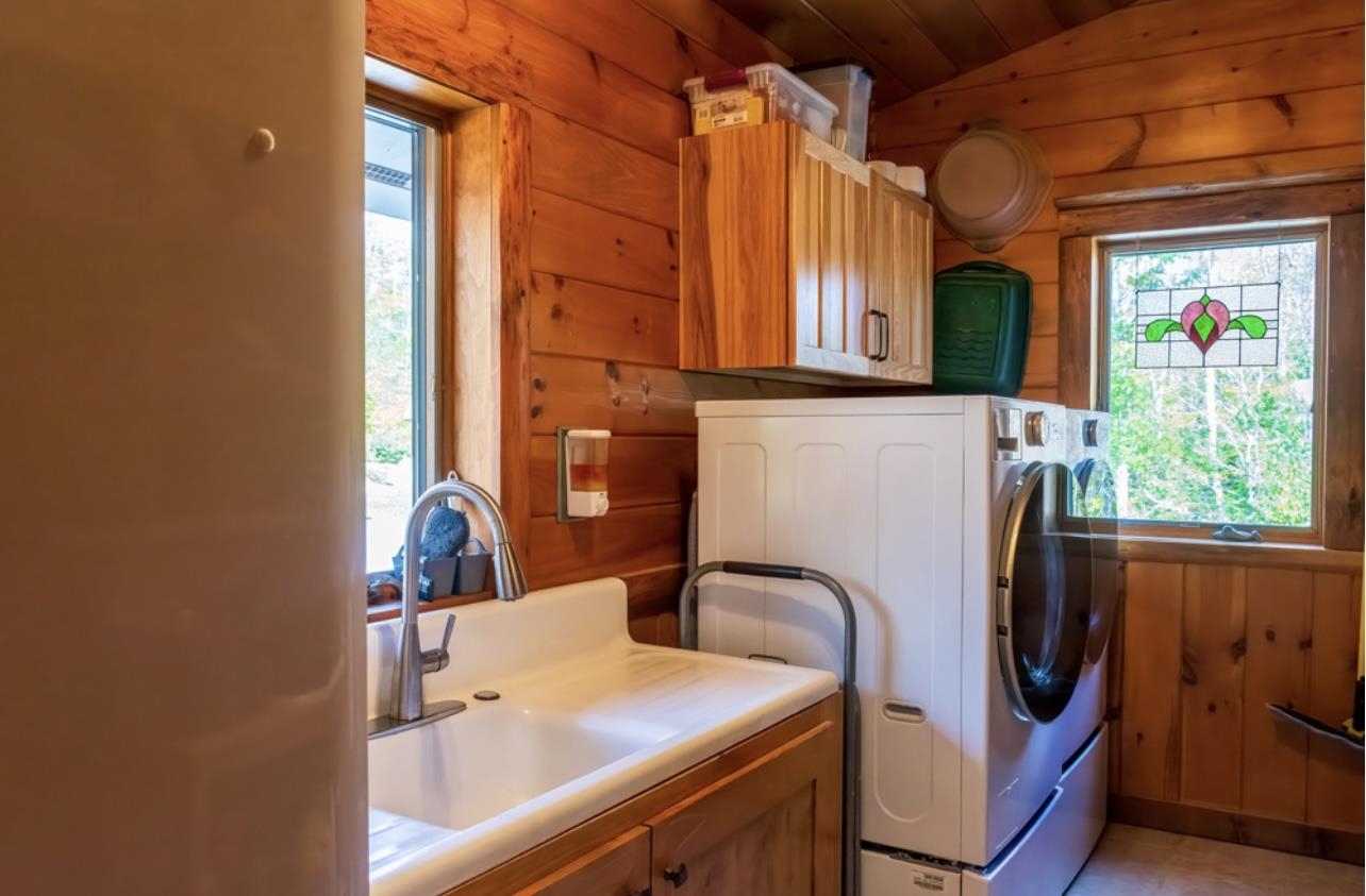 Main Floor Laundry and Utility Suite 24183012