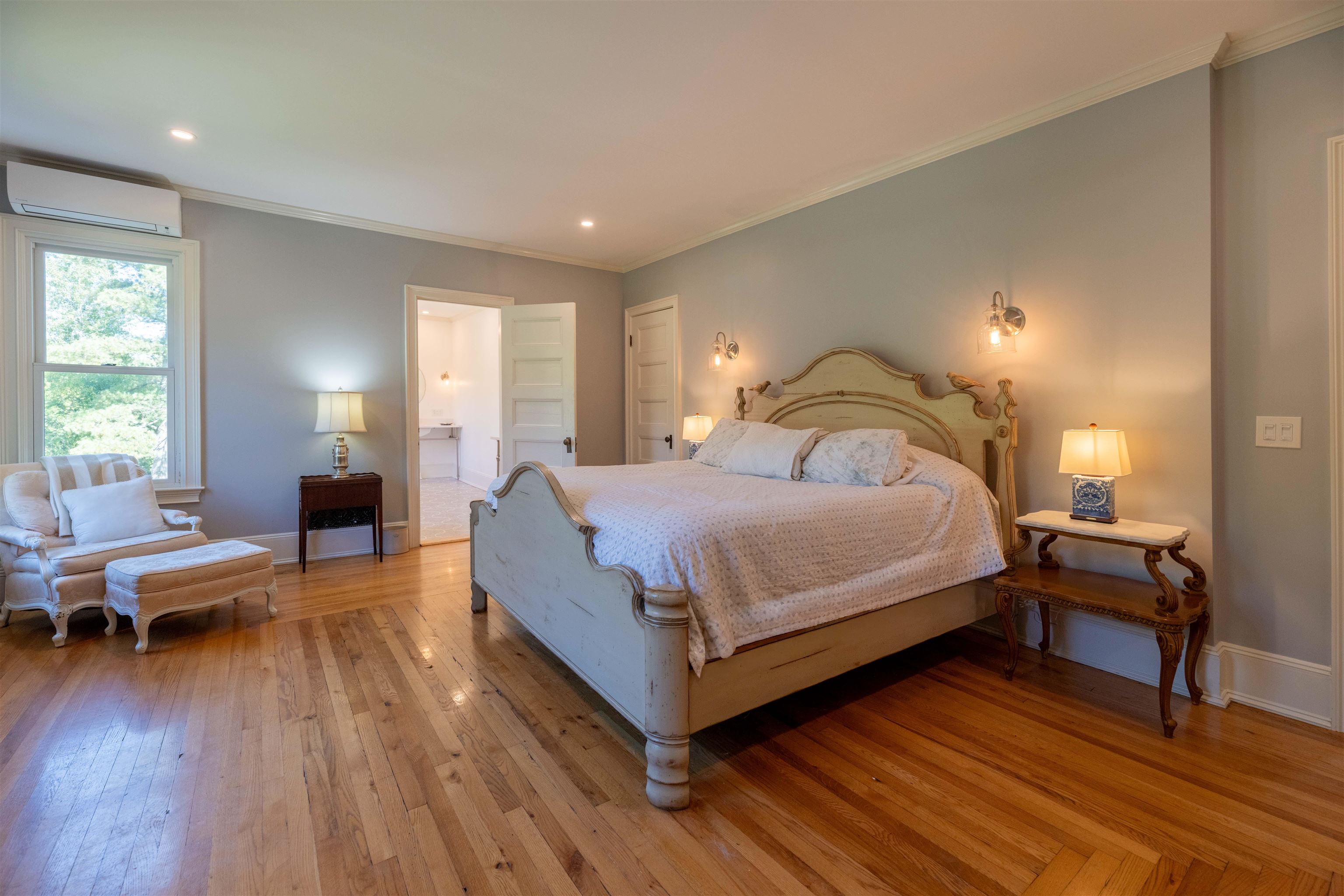 Main Ensuite Bedroom