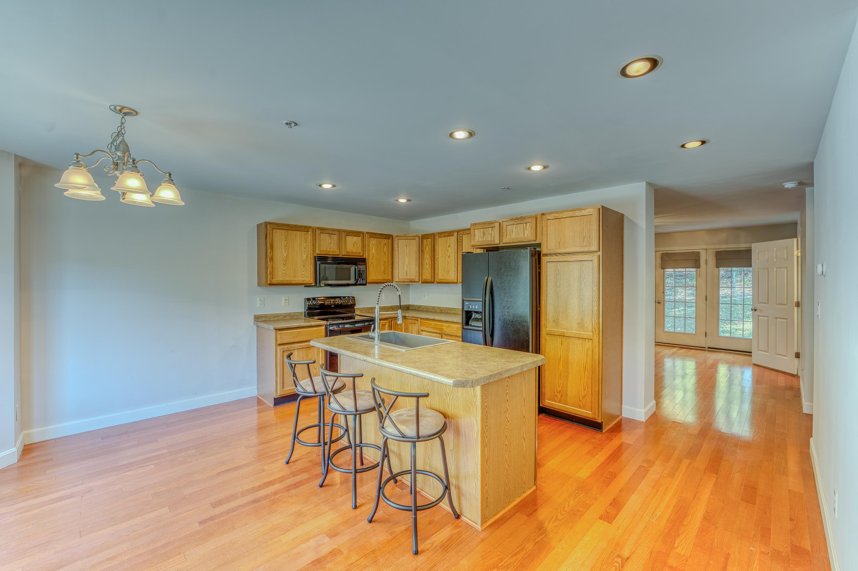 Eat-in kitchen