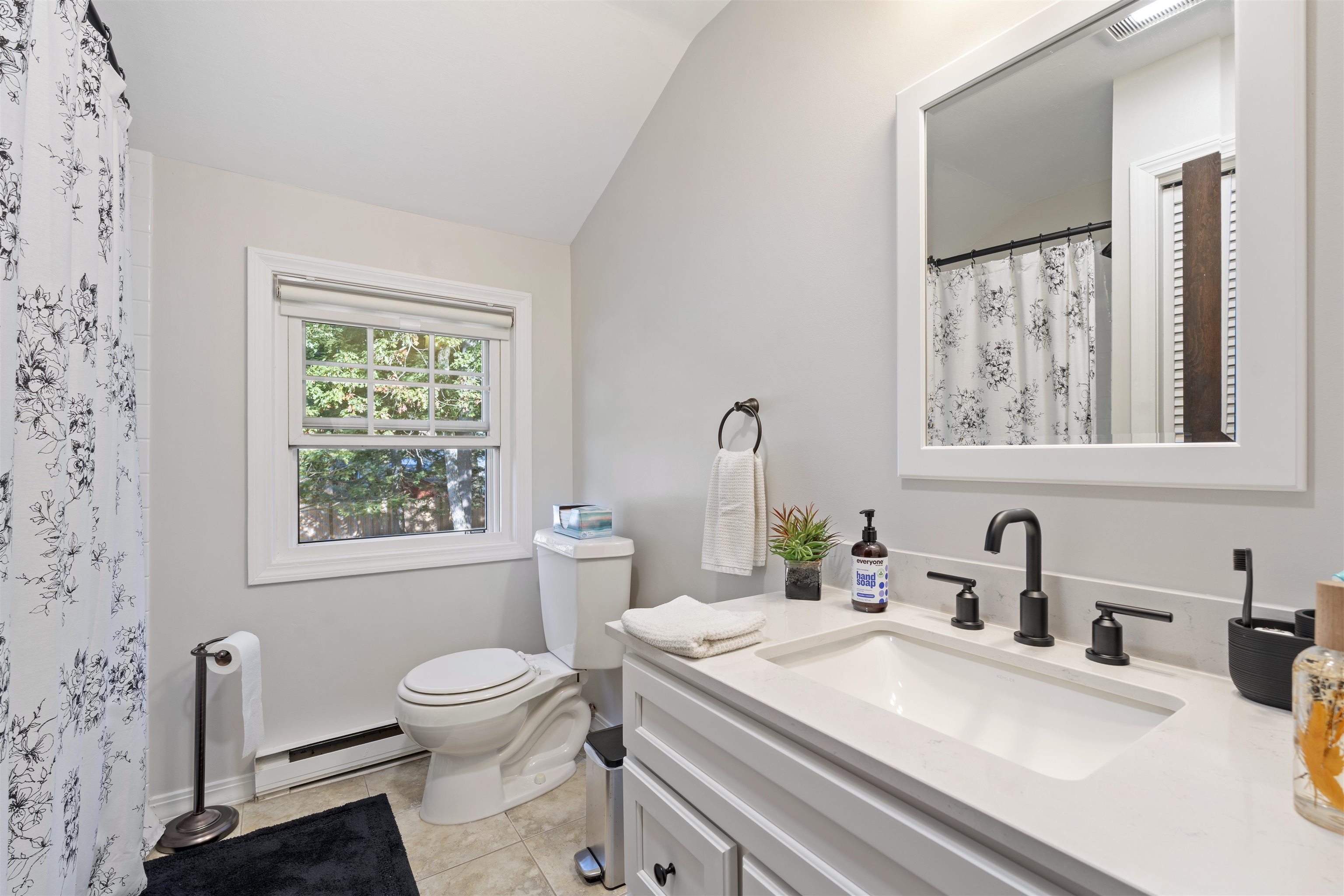 2nd Floor Full Bathroom